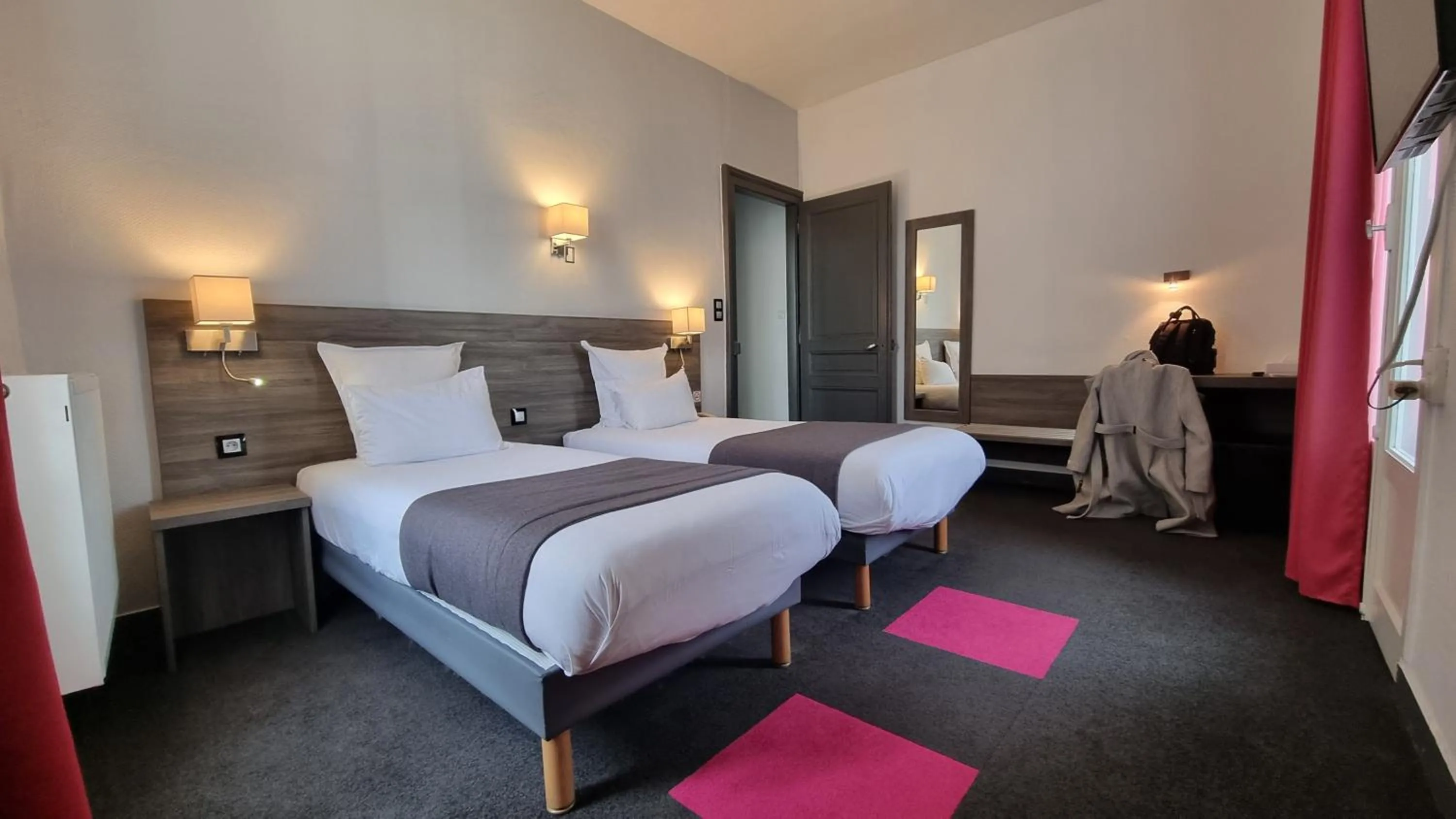 Photo of the whole room, Bed in Hotel Actuel Chambéry Centre Gare