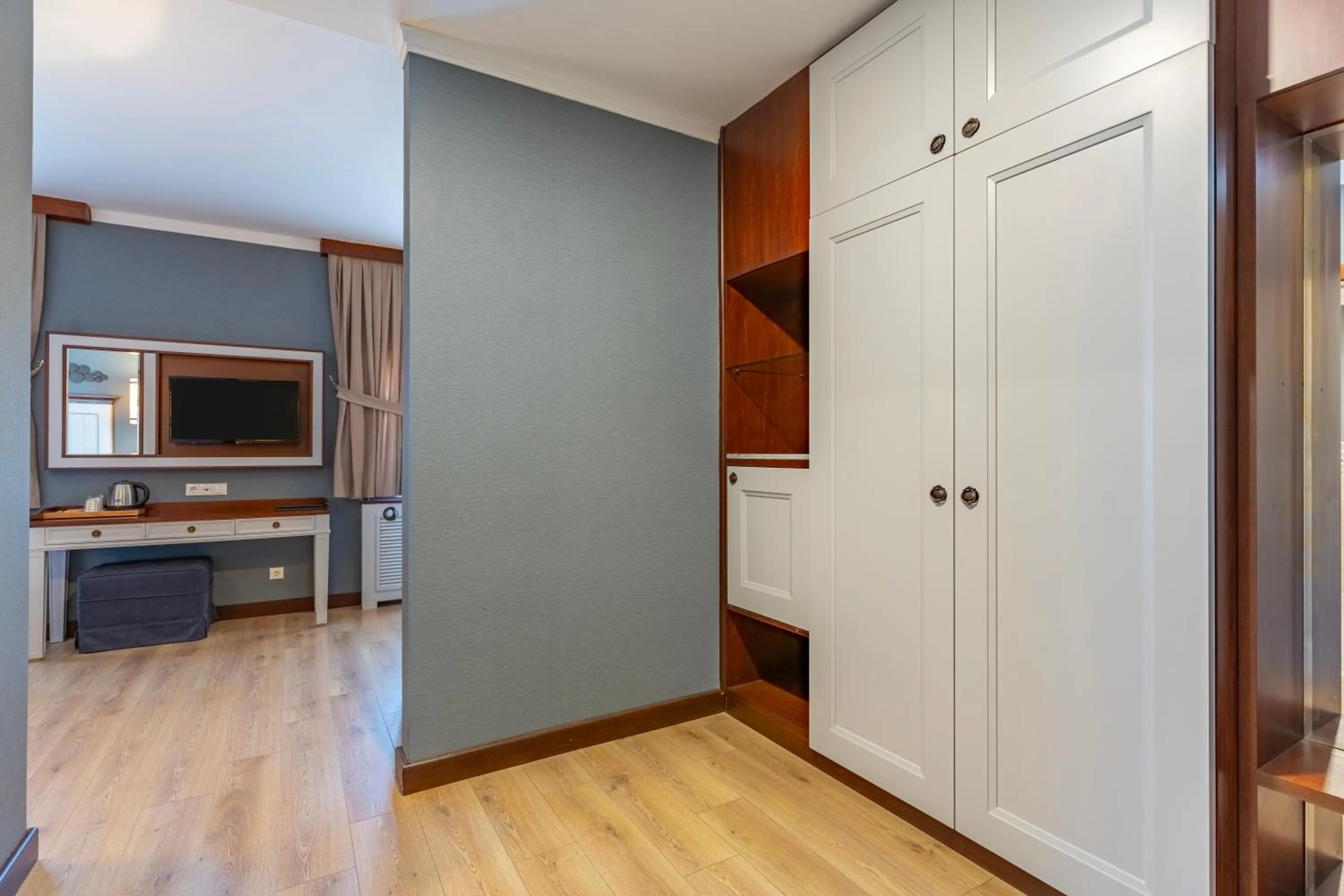 wardrobe in Mirada Del Lago