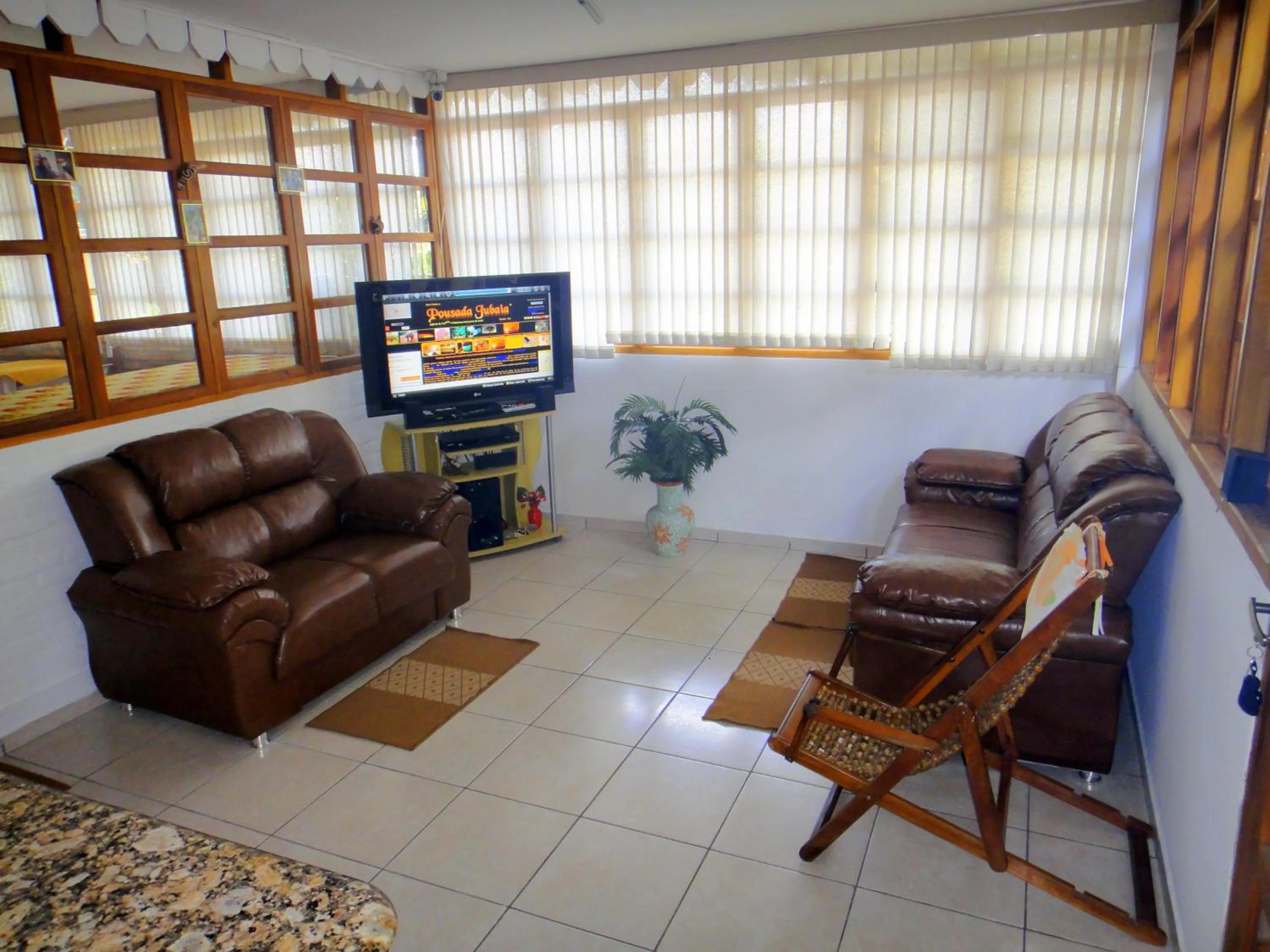 Communal lounge/ TV room in Pousada Jubaia