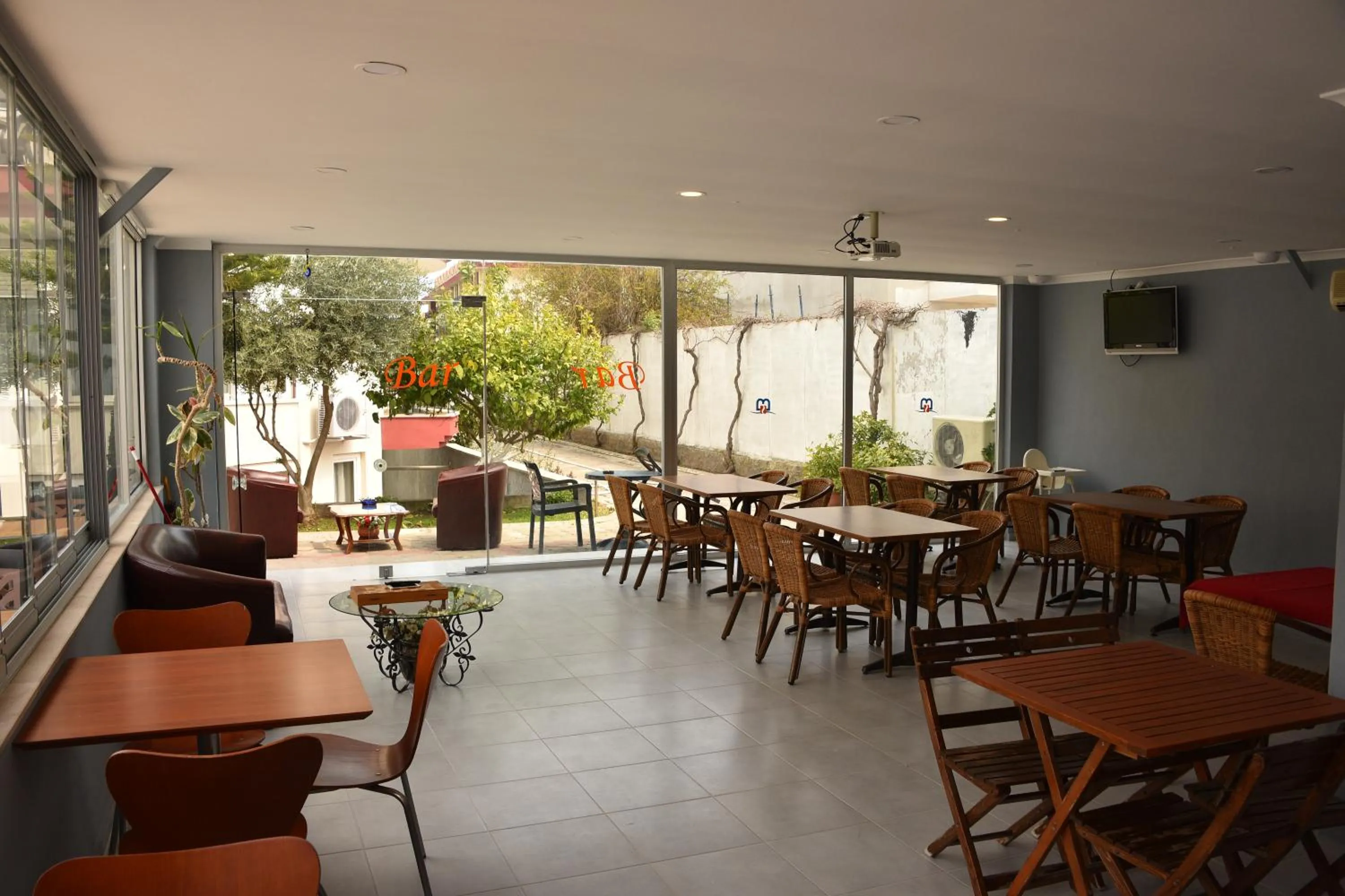 Restaurant/places to eat in Minta Apart Hotel