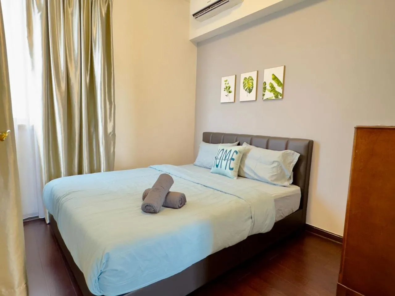 Bed in JB City CIQ-R&F Shopping Mall Apartment