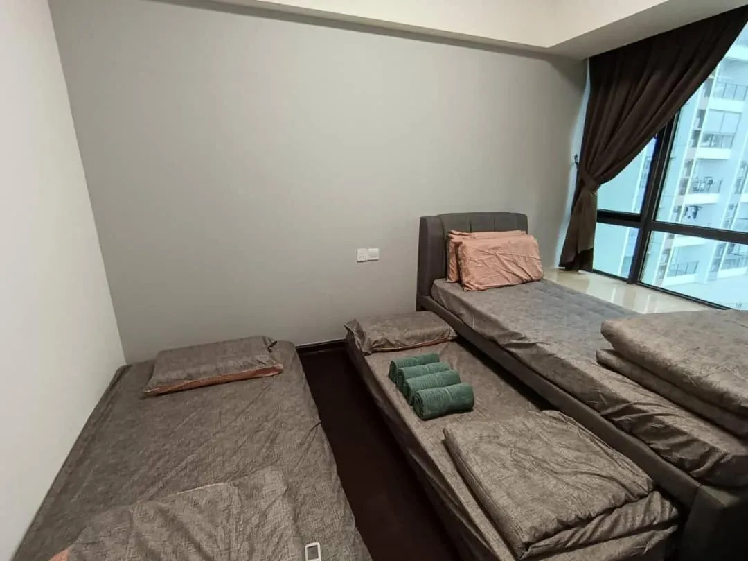 Bed in JB City CIQ-R&F Shopping Mall Apartment