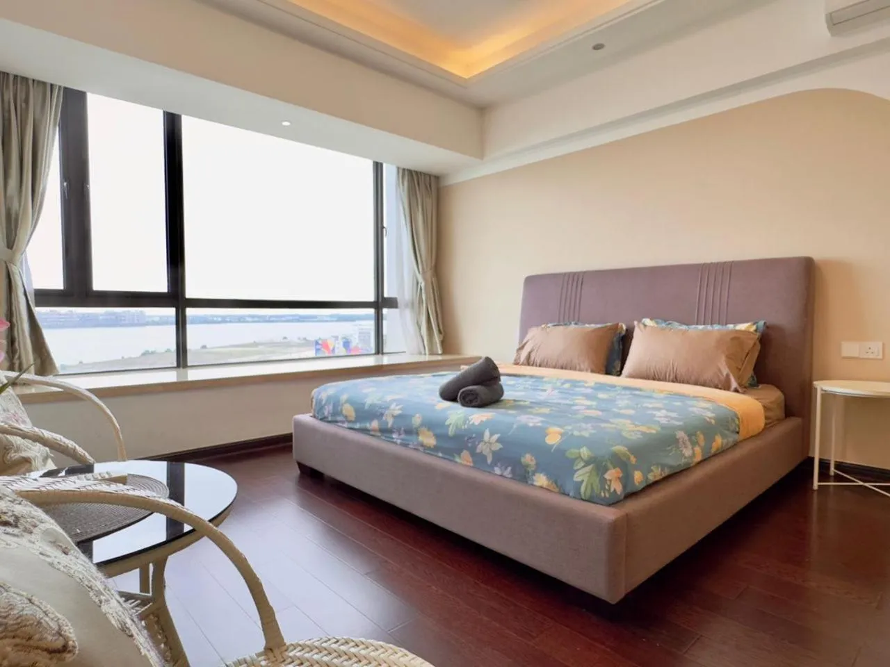 Bed in JB City CIQ-R&F Shopping Mall Apartment