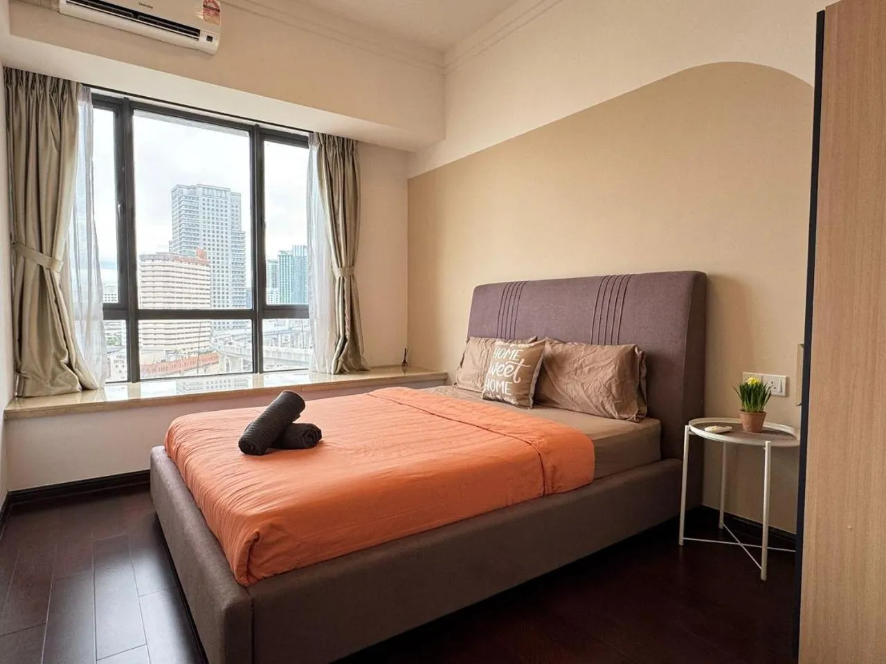 Bed in JB City CIQ-R&F Shopping Mall Apartment