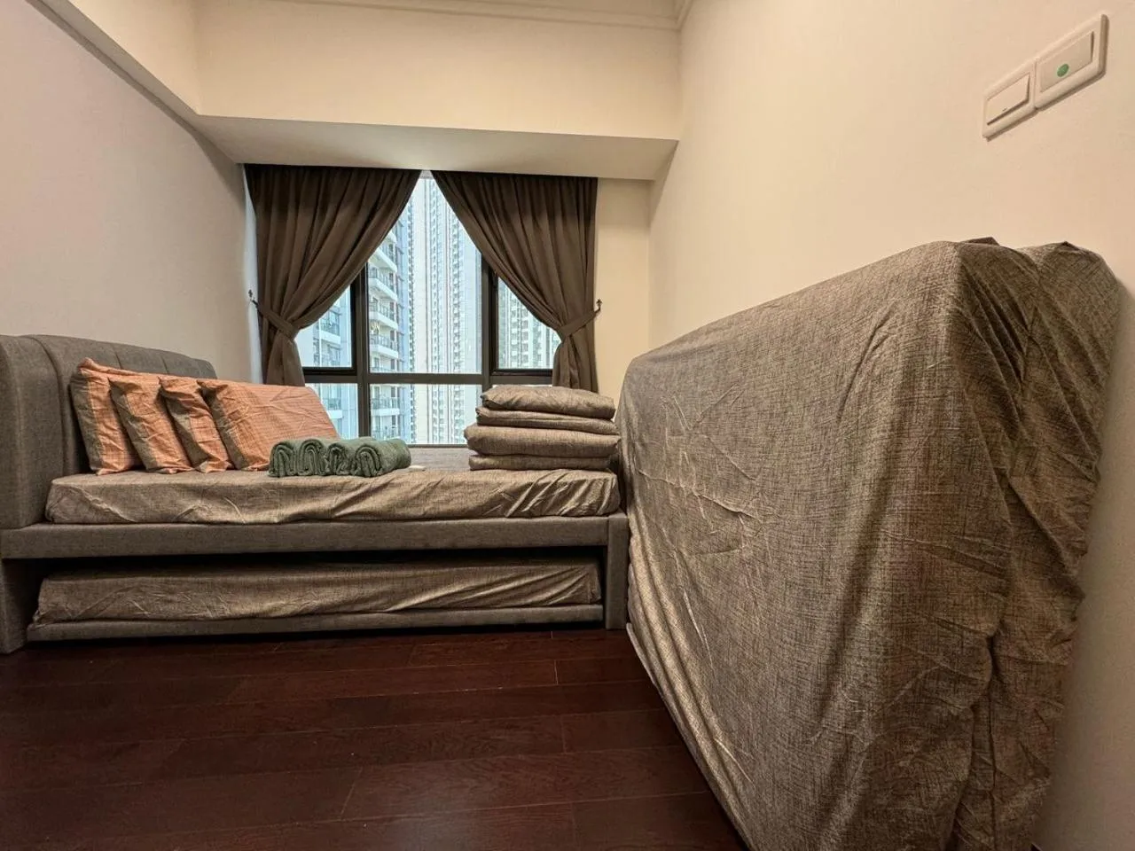 Bed in JB City CIQ-R&F Shopping Mall Apartment
