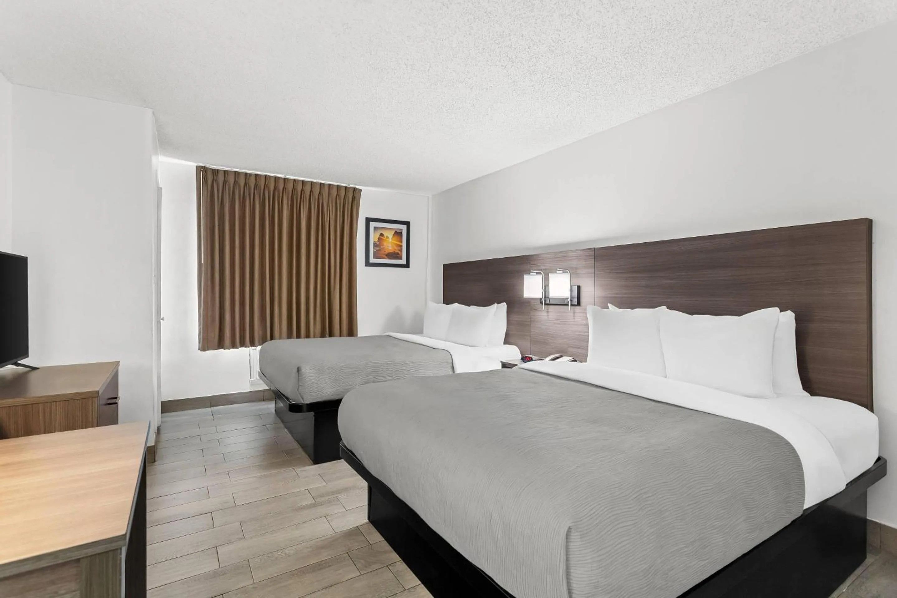 Bedroom, Bed in Quality Inn & Suites at Tropicana Field