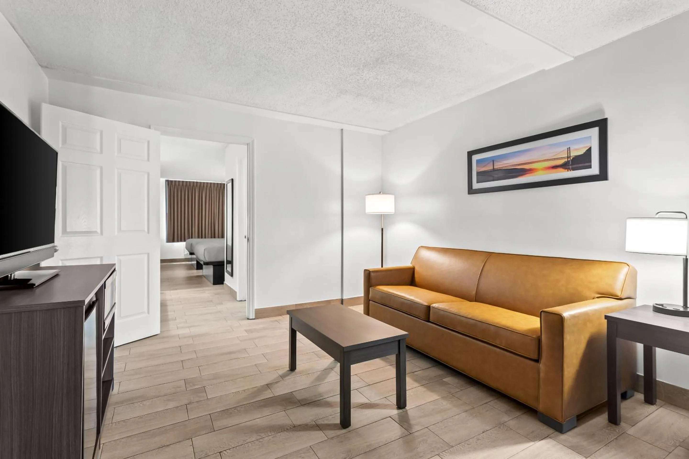 Communal lounge/ TV room in Quality Inn & Suites at Tropicana Field