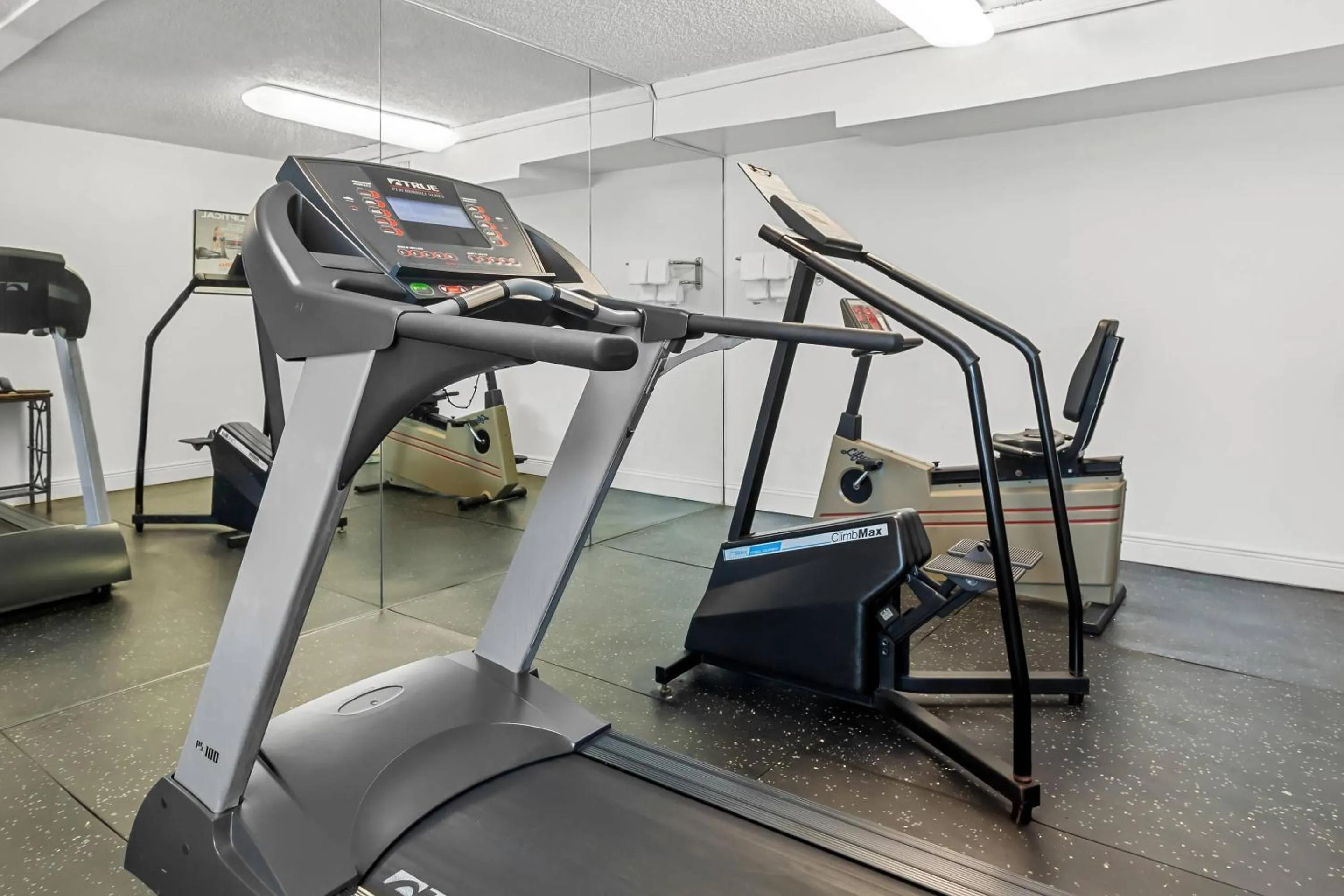 Fitness centre/facilities in Quality Inn & Suites at Tropicana Field