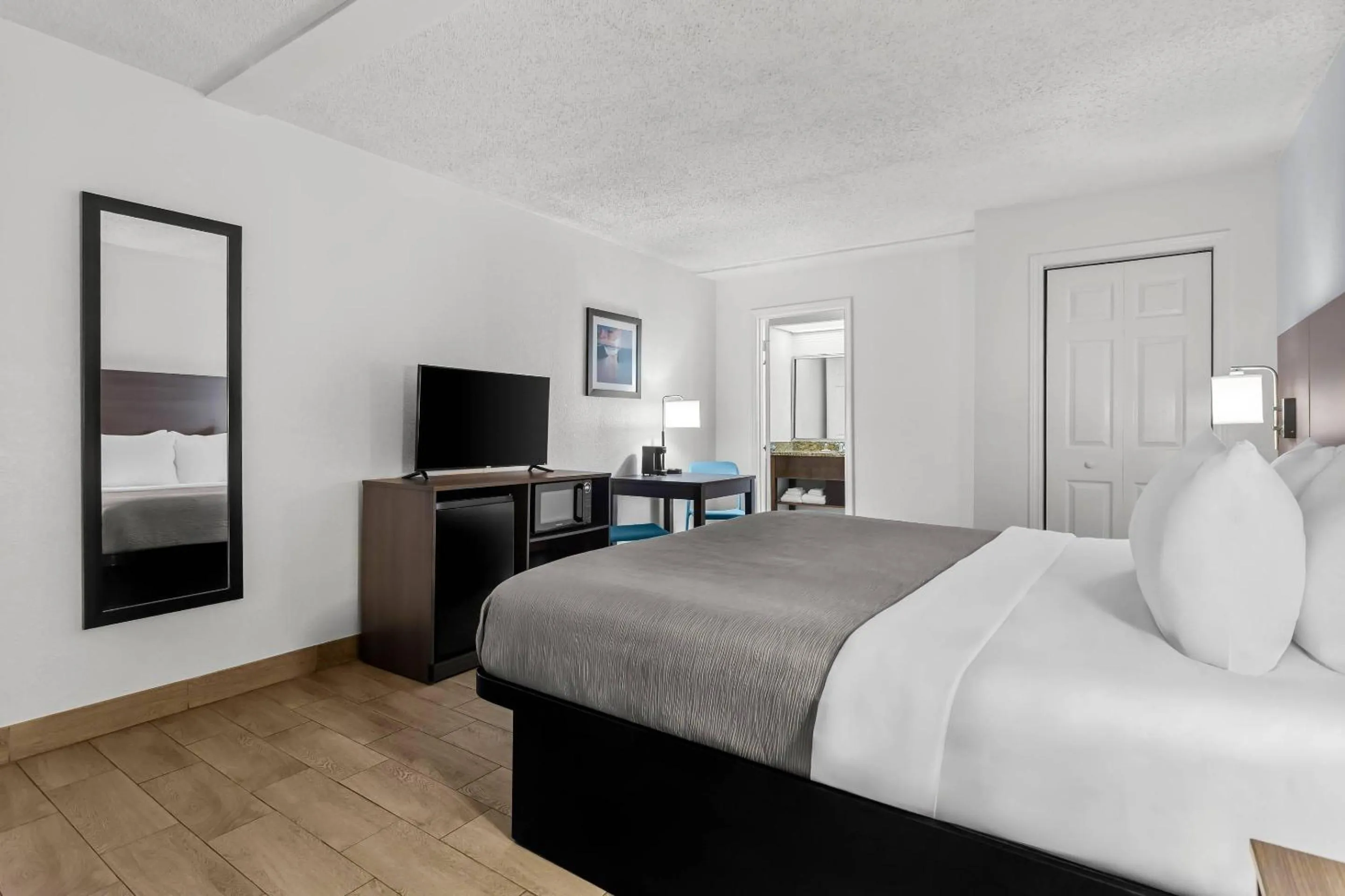 Bed in Quality Inn & Suites at Tropicana Field