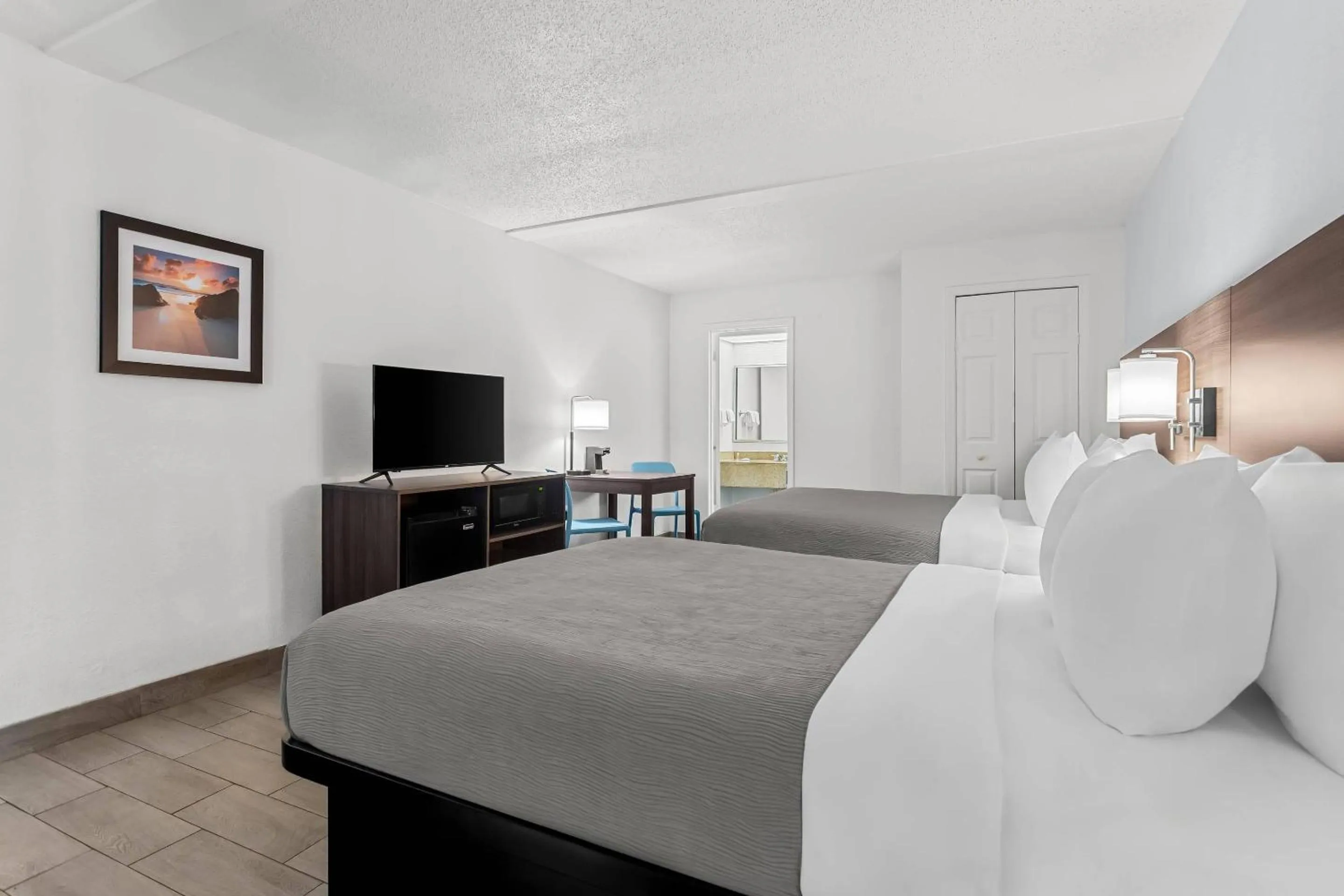 Bedroom, Bed in Quality Inn & Suites at Tropicana Field