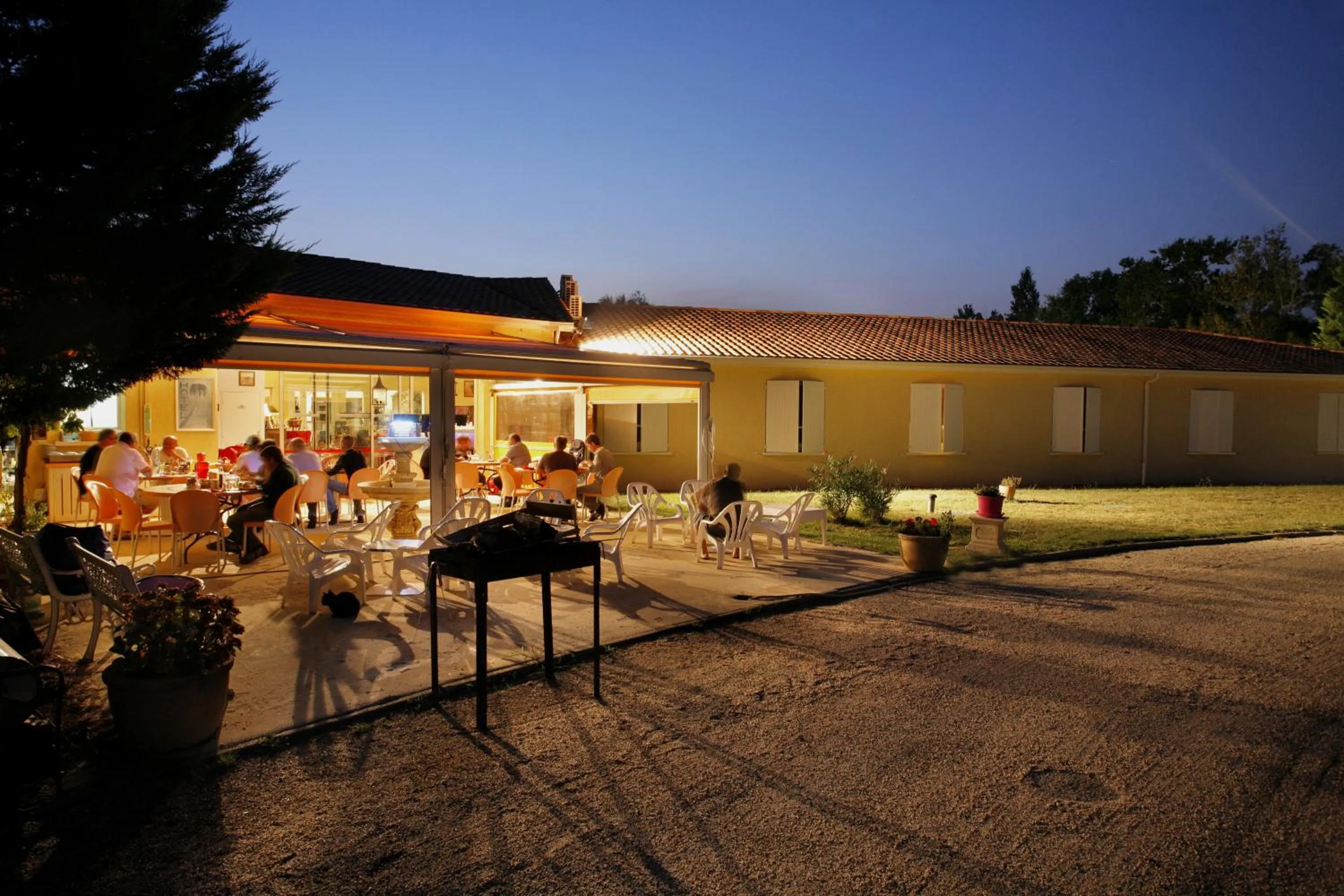 Patio in Logis Hôtel Corintel Bordeaux Est
