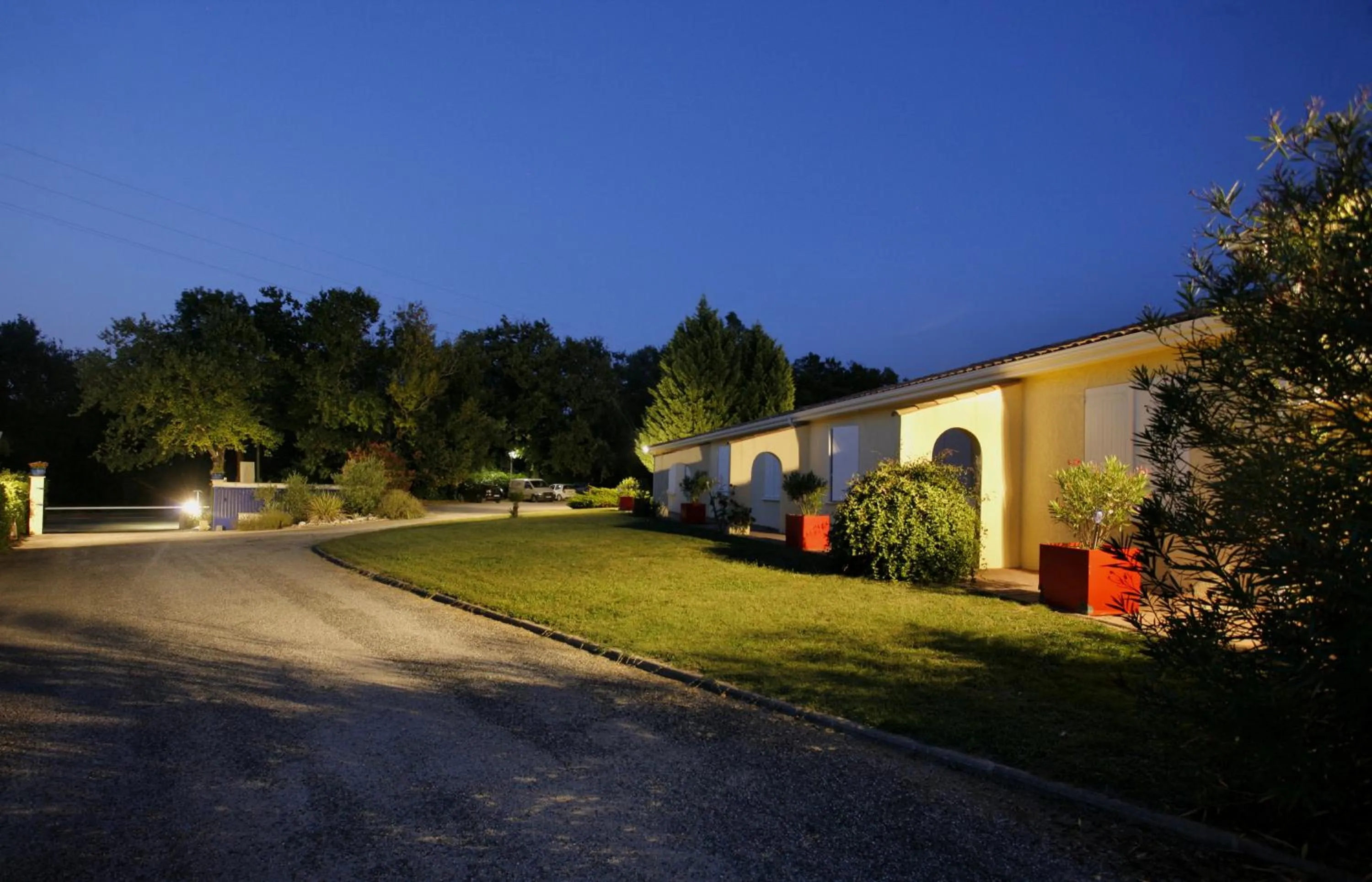 Facade/entrance in Logis Hôtel Corintel Bordeaux Est