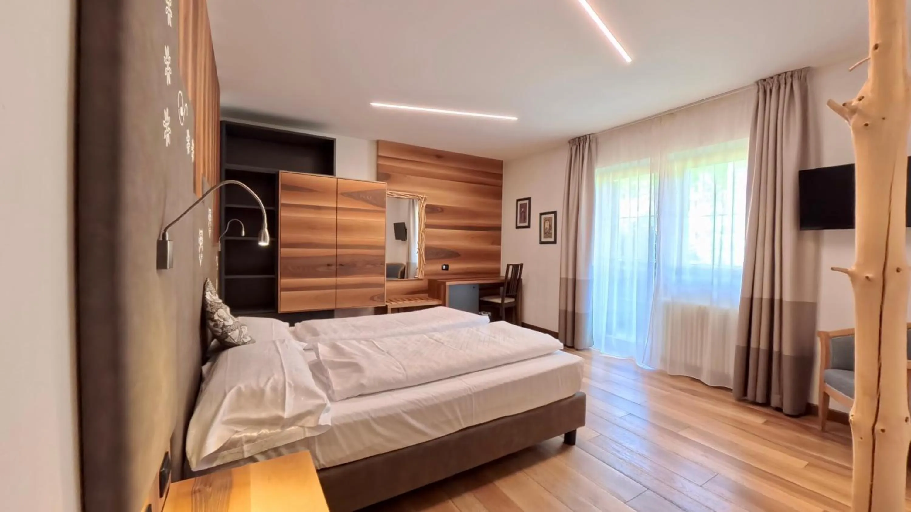 Bedroom, Bed in Hotel Cristallo