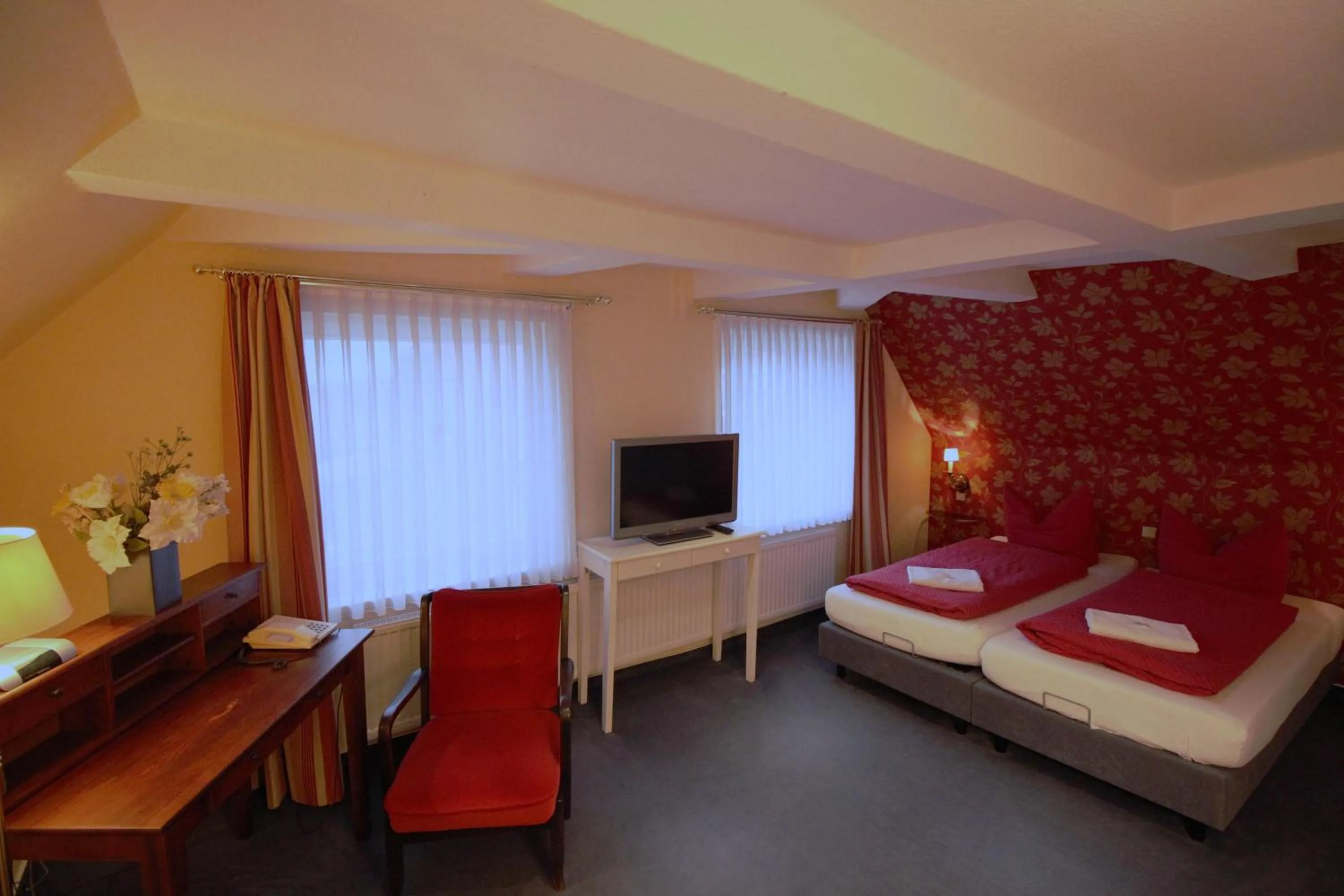 Photo of the whole room, Bed in Hotel Garni Zur Linde