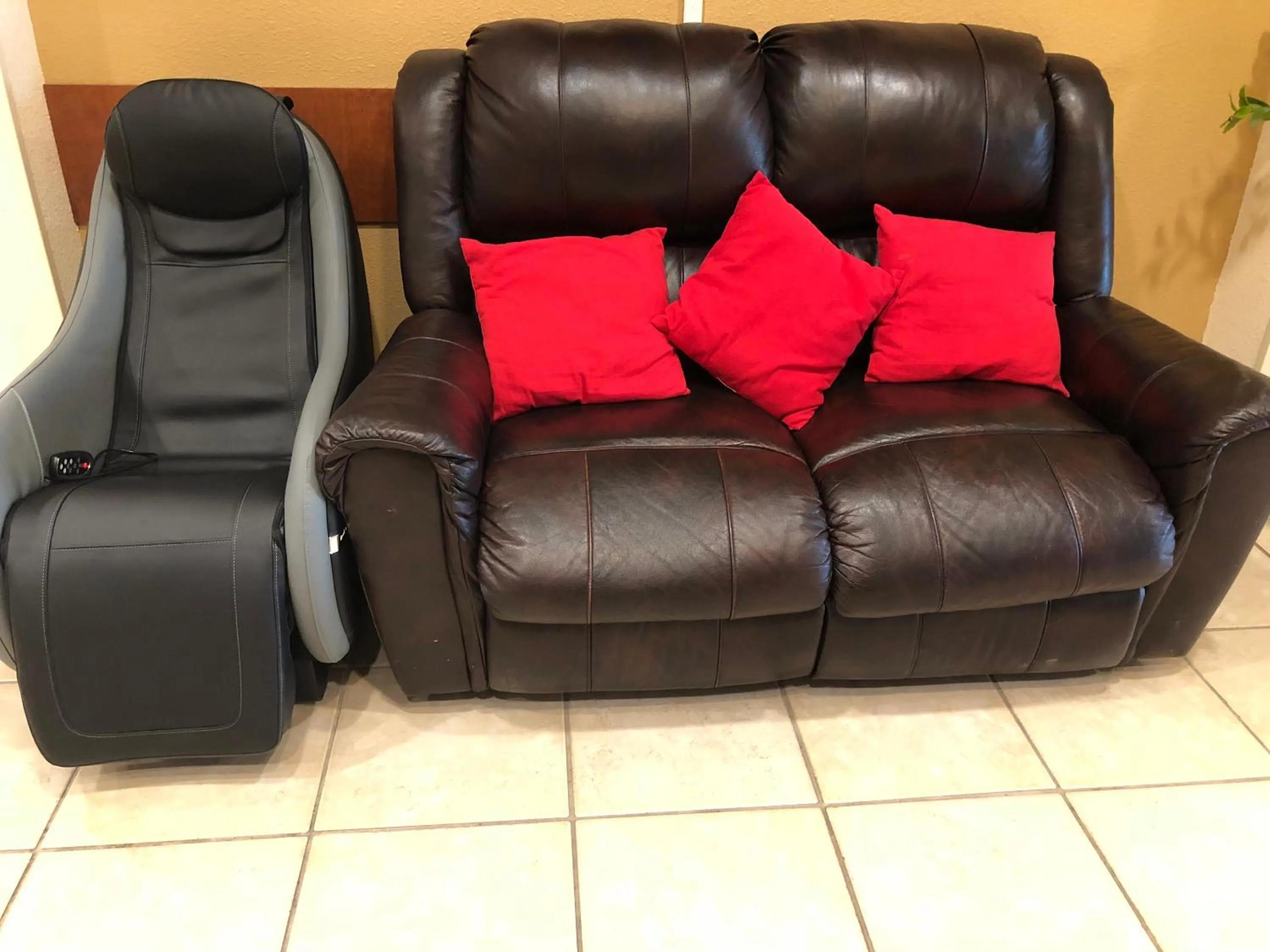 Seating area in Super 8 by Wyndham Austin/Airport South