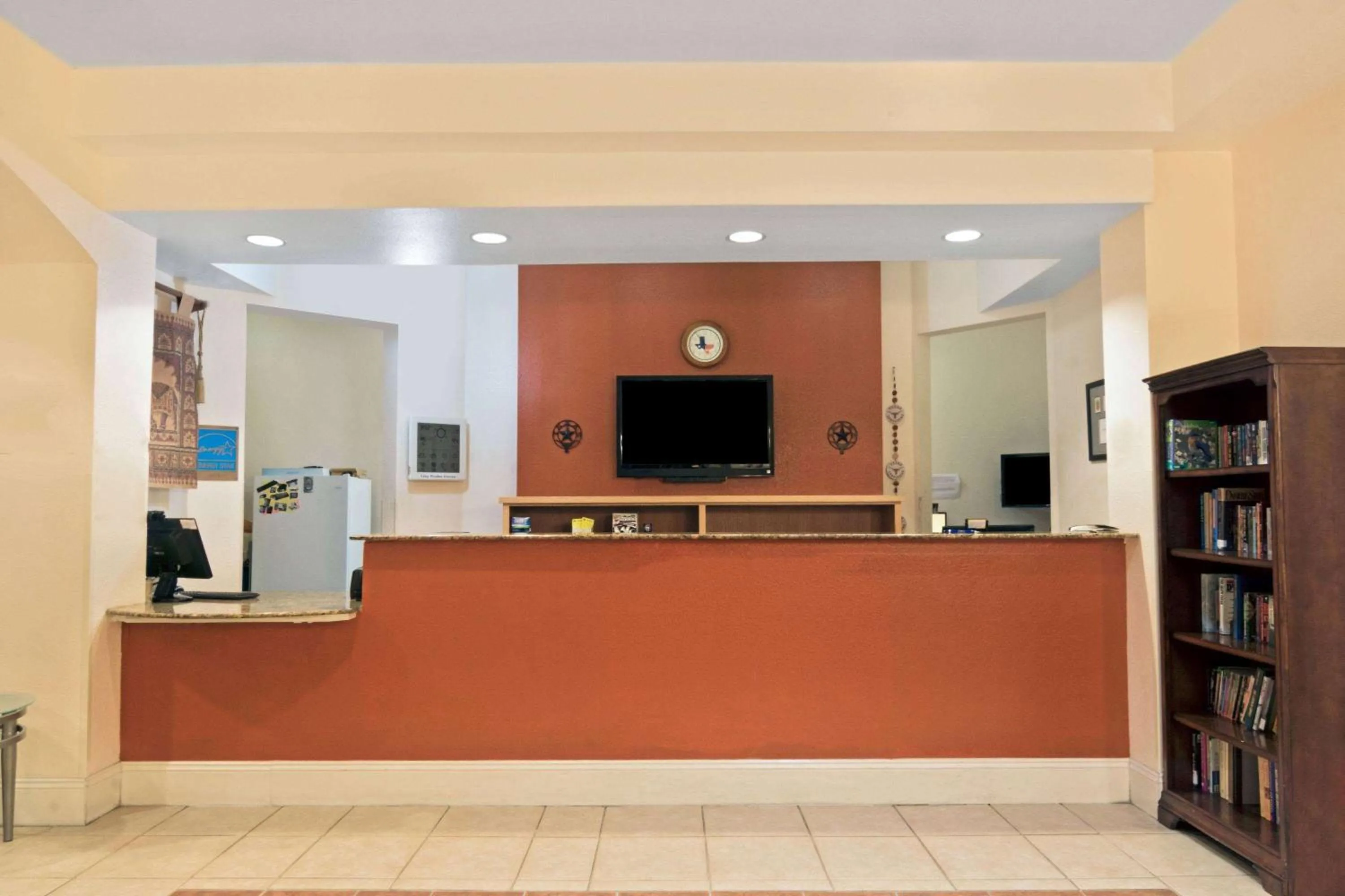 Lobby or reception in Super 8 by Wyndham Austin/Airport South