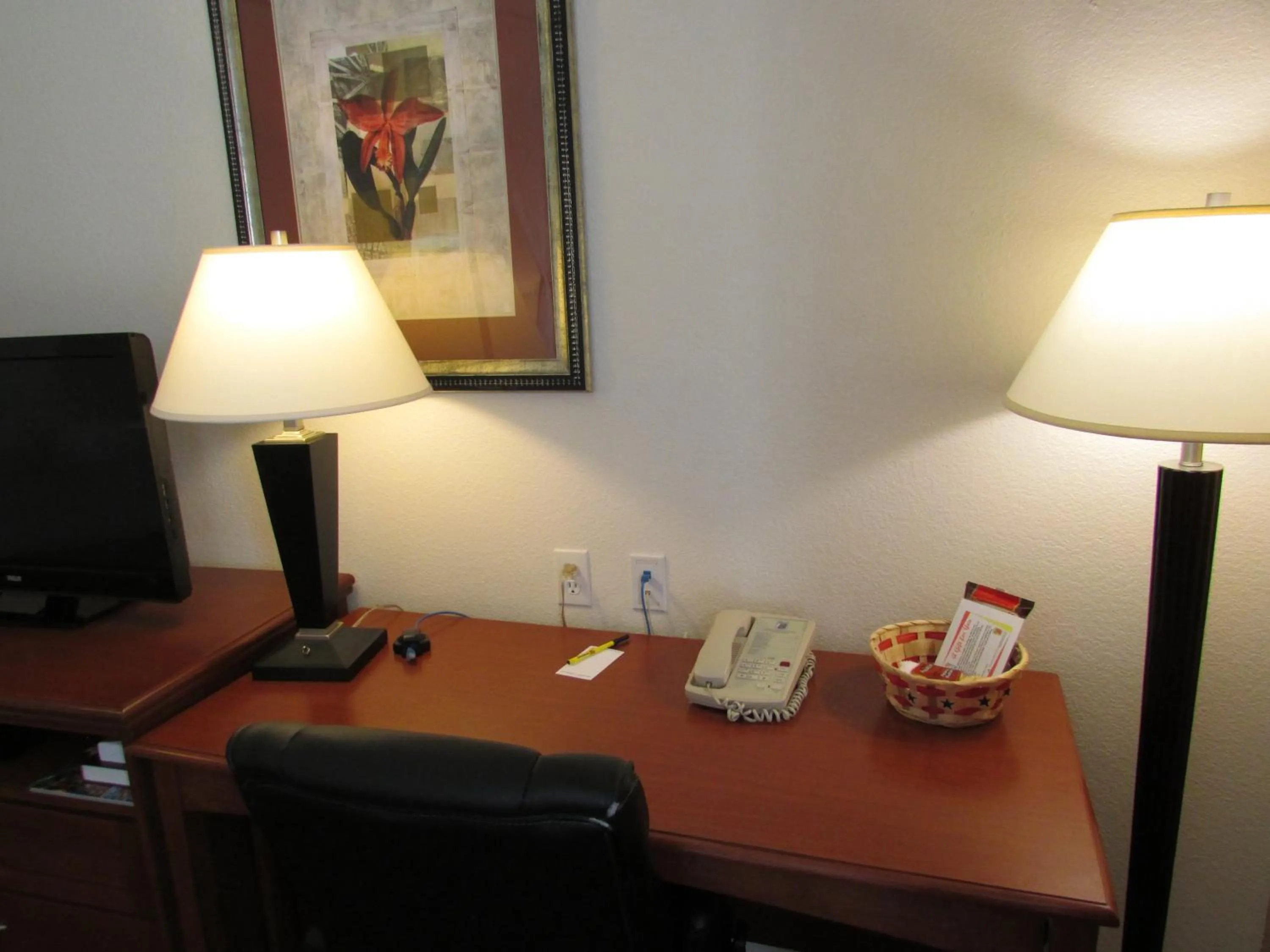 Photo of the whole room in Super 8 by Wyndham Austin/Airport South