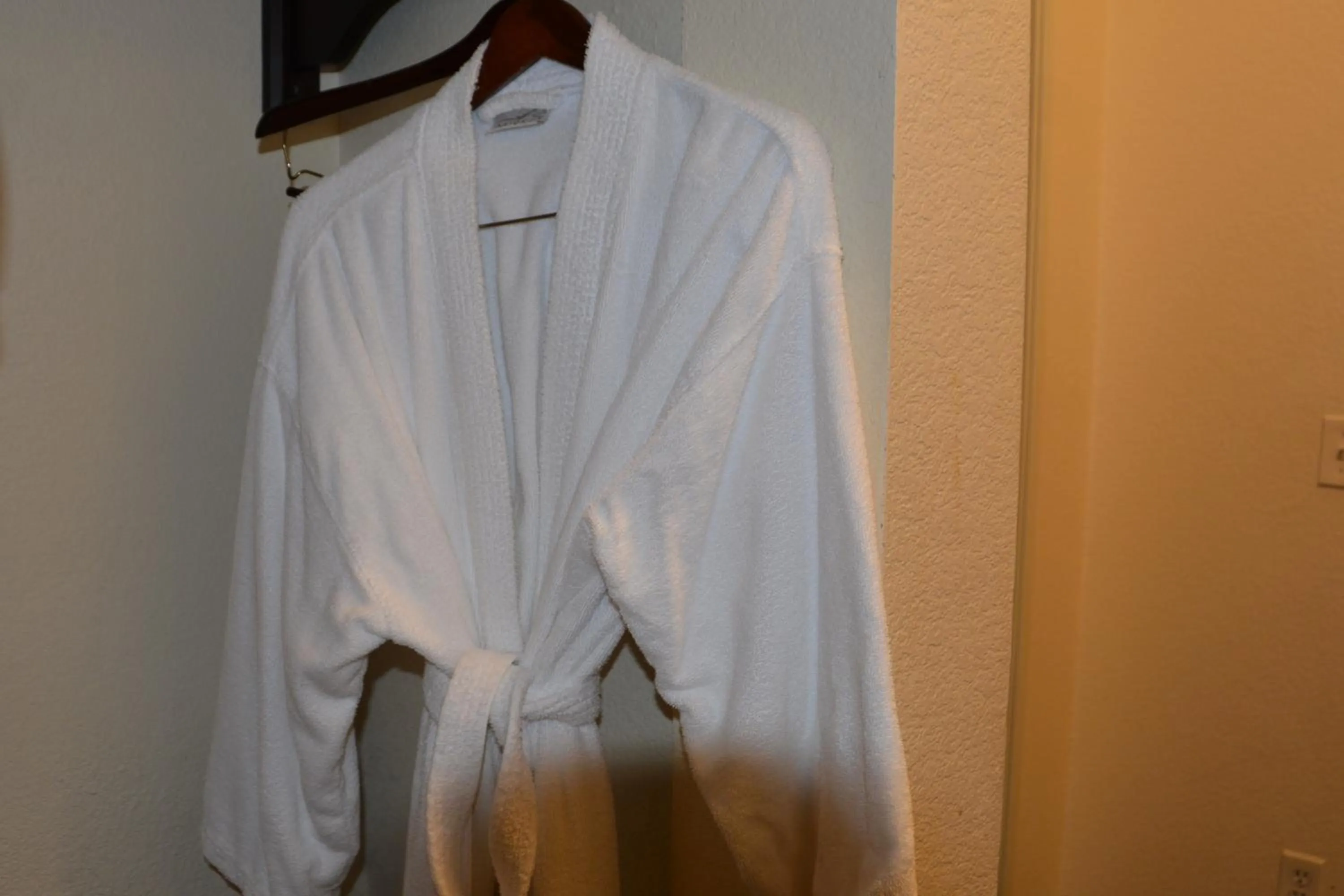 wardrobe in Super 8 by Wyndham Austin/Airport South