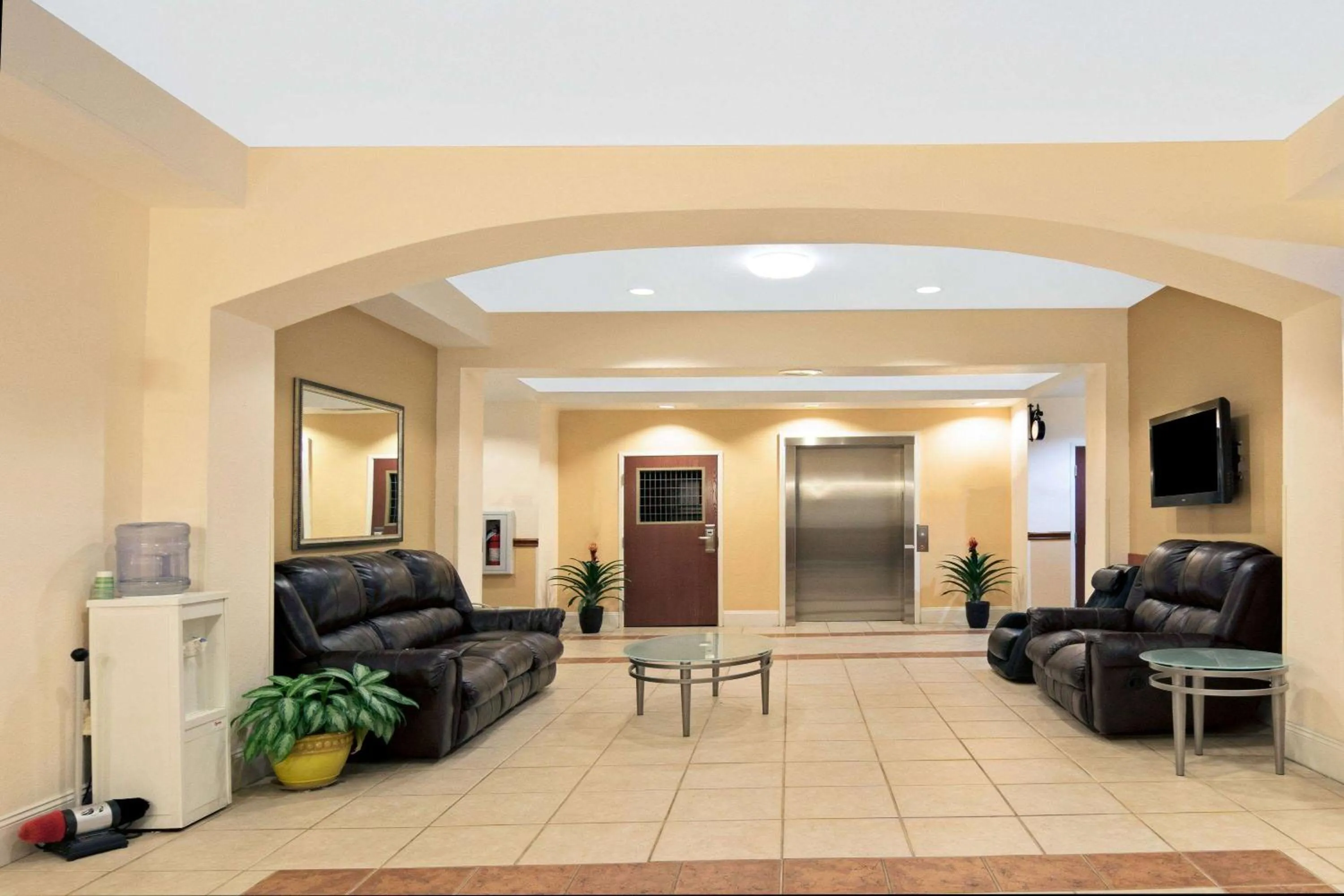 Lobby or reception in Super 8 by Wyndham Austin/Airport South