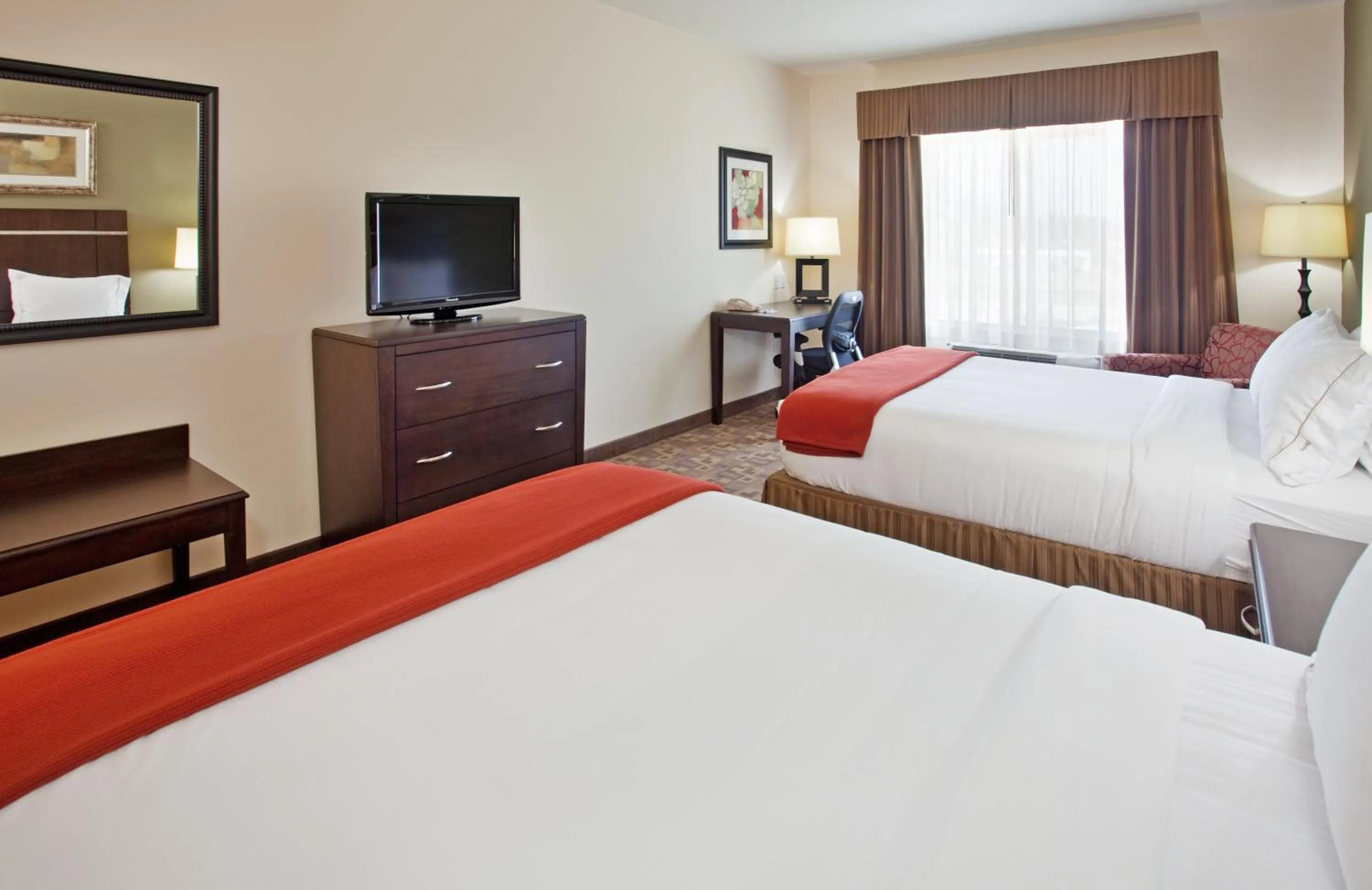 Photo of the whole room, Bed in Holiday Inn Express Topeka North by IHG