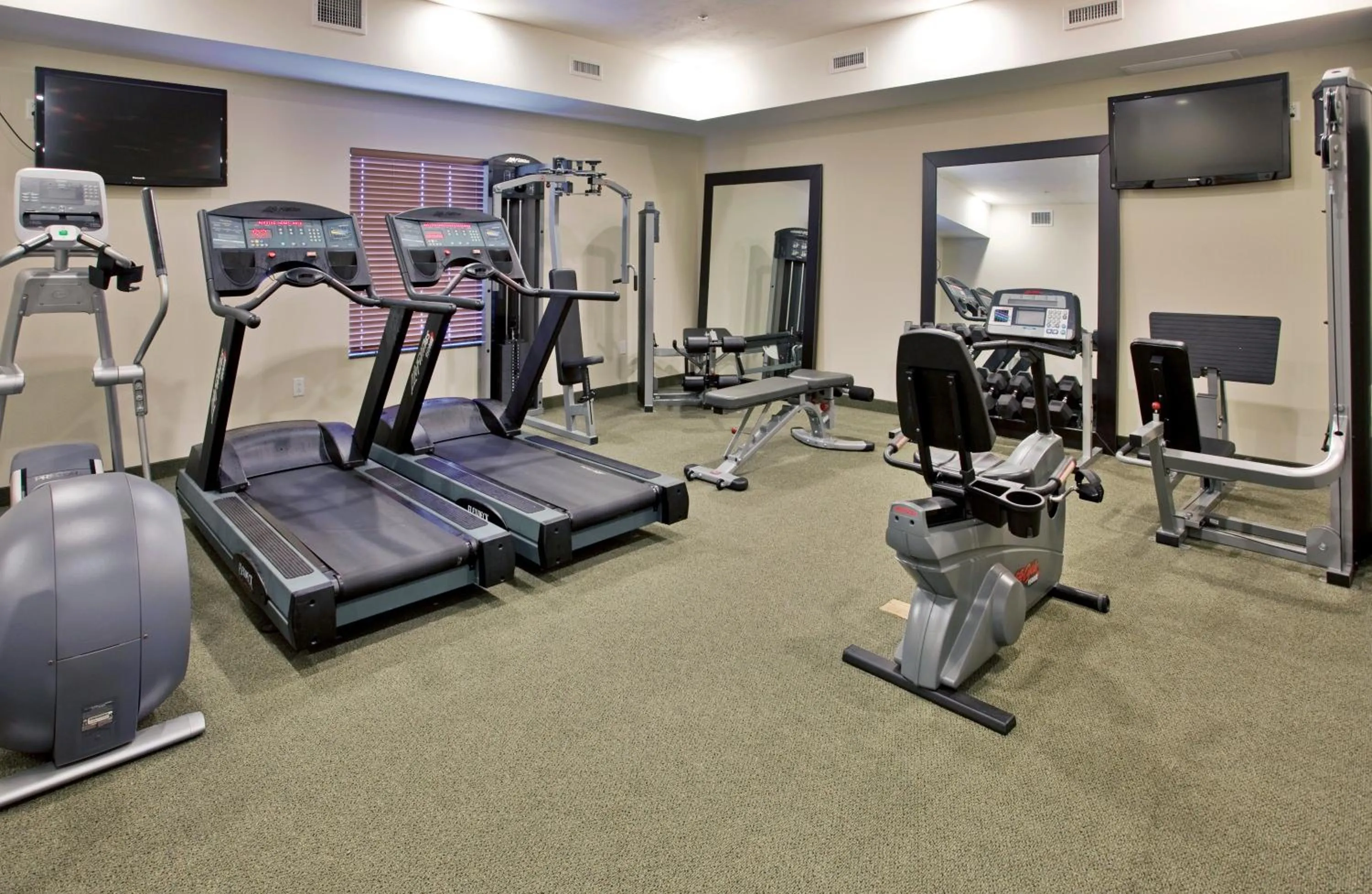 Fitness centre/facilities in Holiday Inn Express Topeka North by IHG