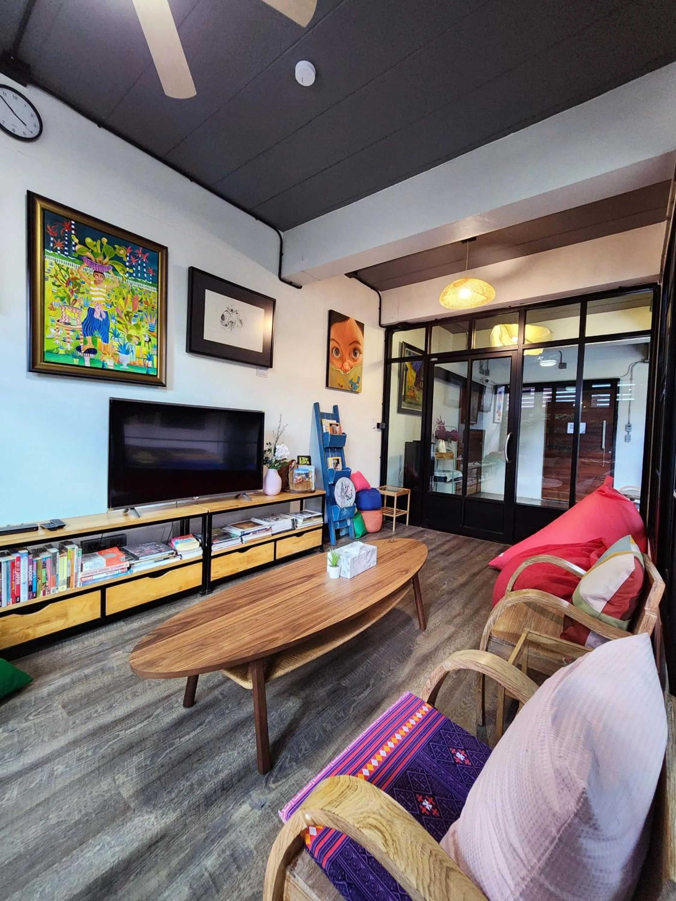 Communal lounge/ TV room in Baan Mai Kradan Hostel Chiang Rai