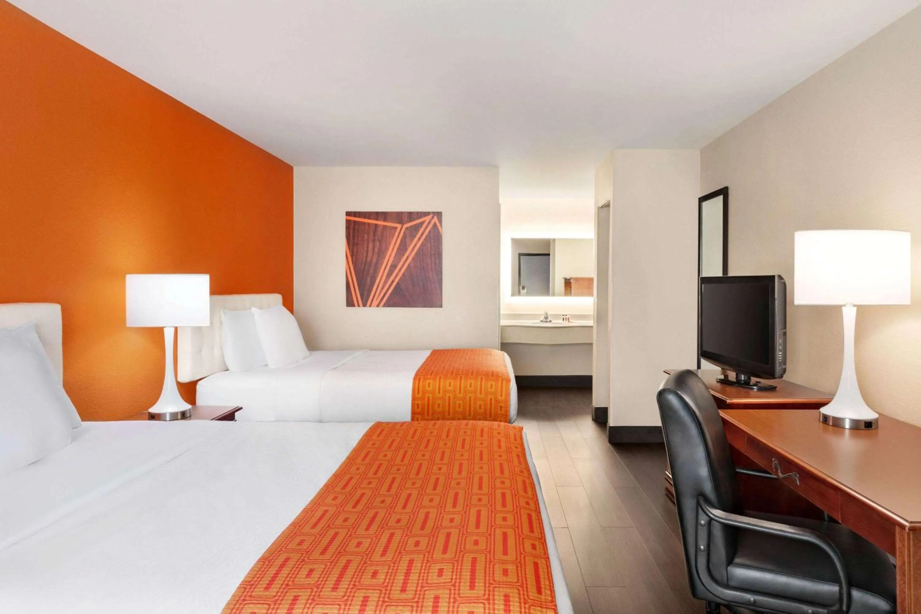 Photo of the whole room, Bed in Howard Johnson by Wyndham Chattanooga Lookout Mountain I-24