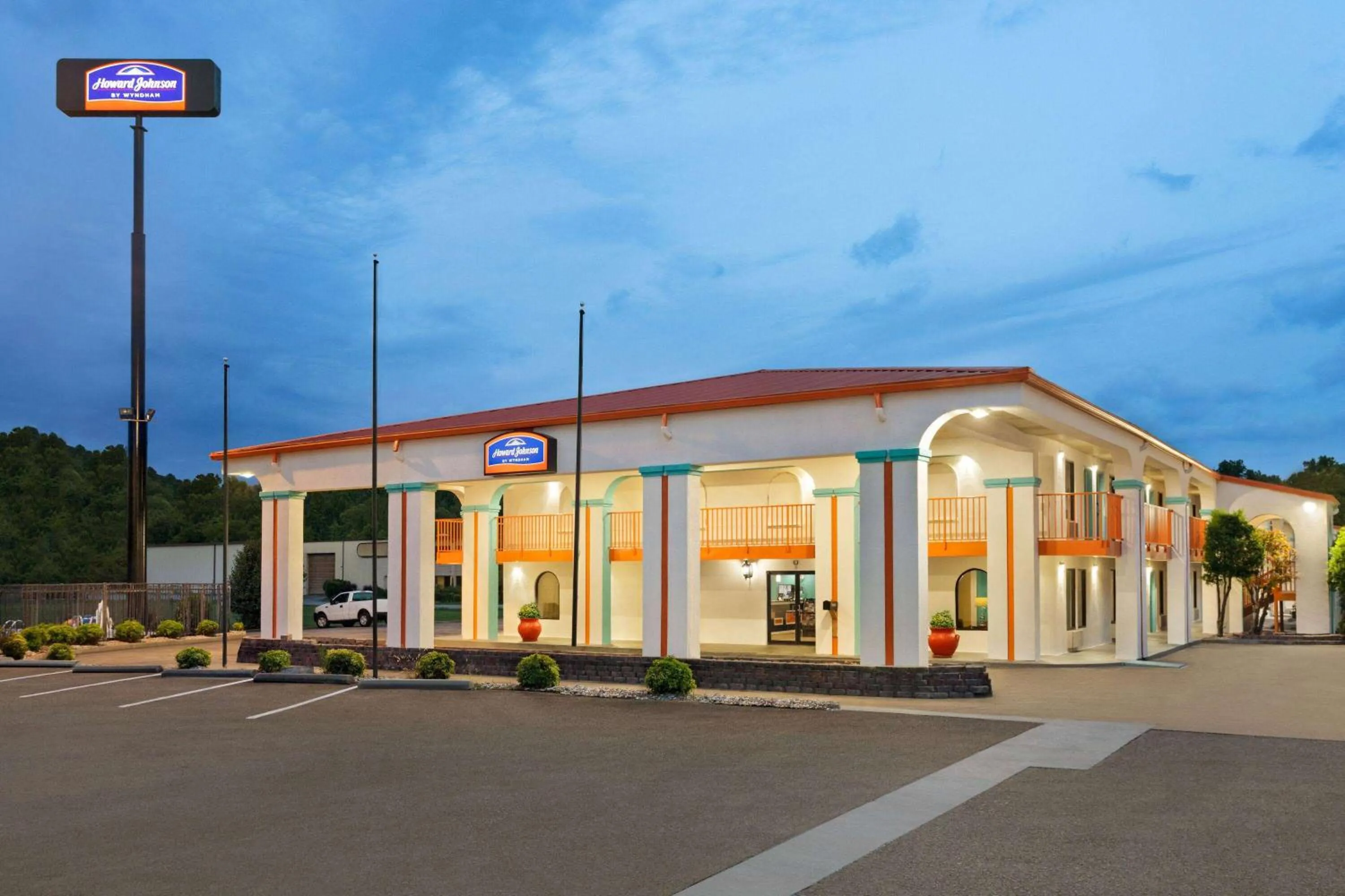 Property building in Howard Johnson by Wyndham Chattanooga Lookout Mountain I-24