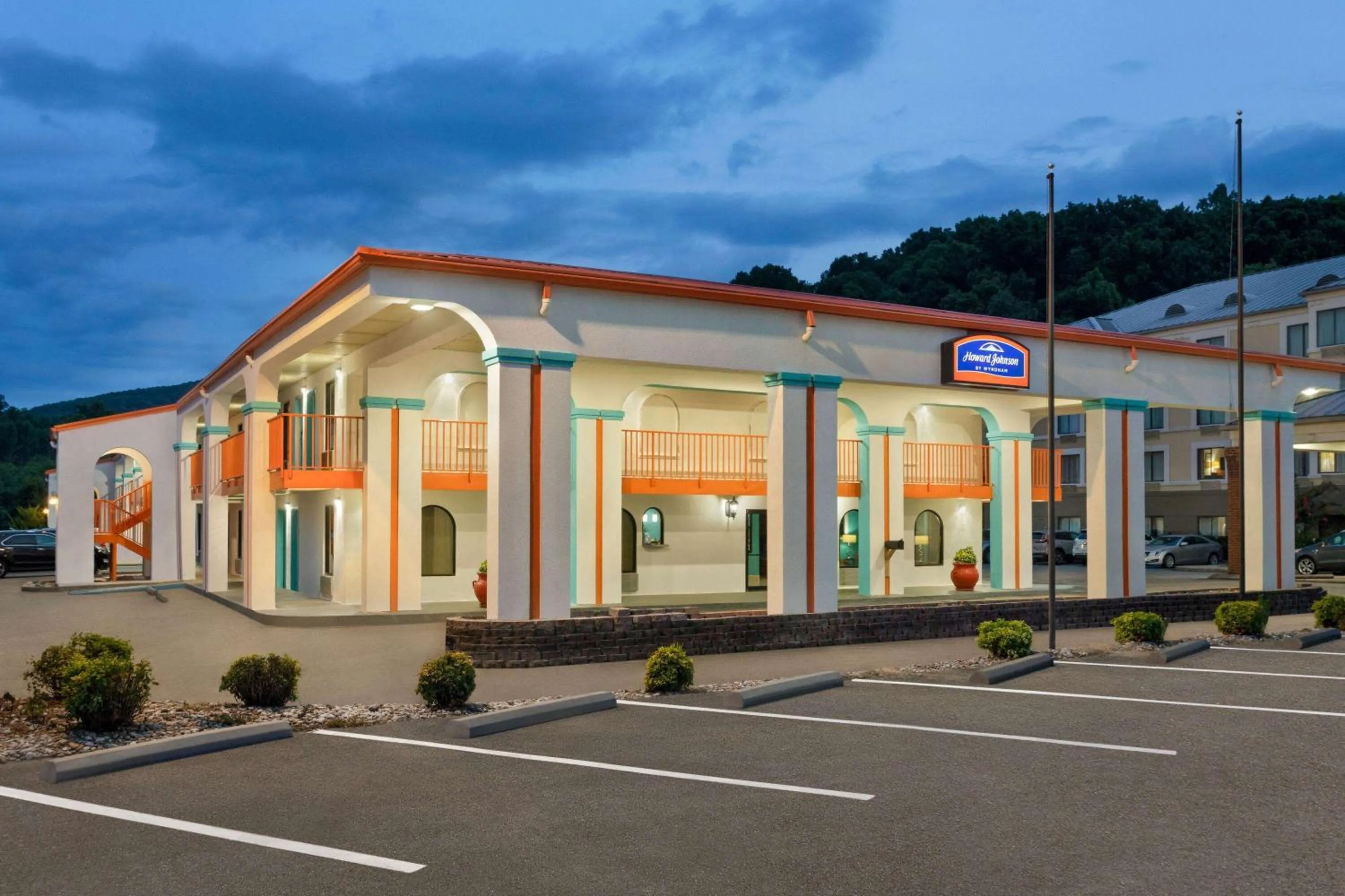 Property building in Howard Johnson by Wyndham Chattanooga Lookout Mountain I-24