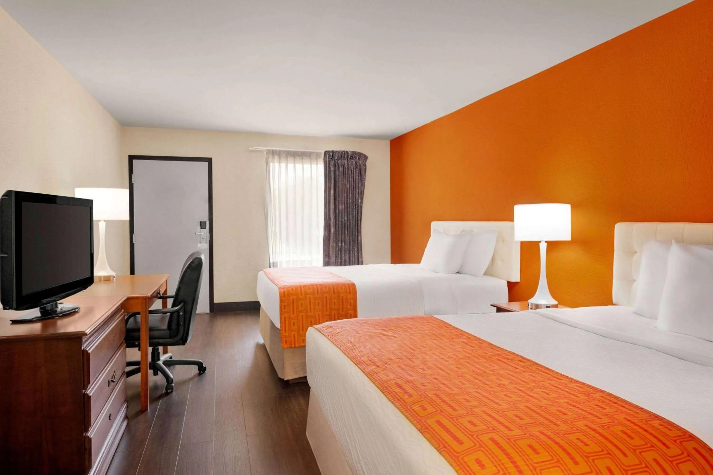 Photo of the whole room, Bed in Howard Johnson by Wyndham Chattanooga Lookout Mountain I-24