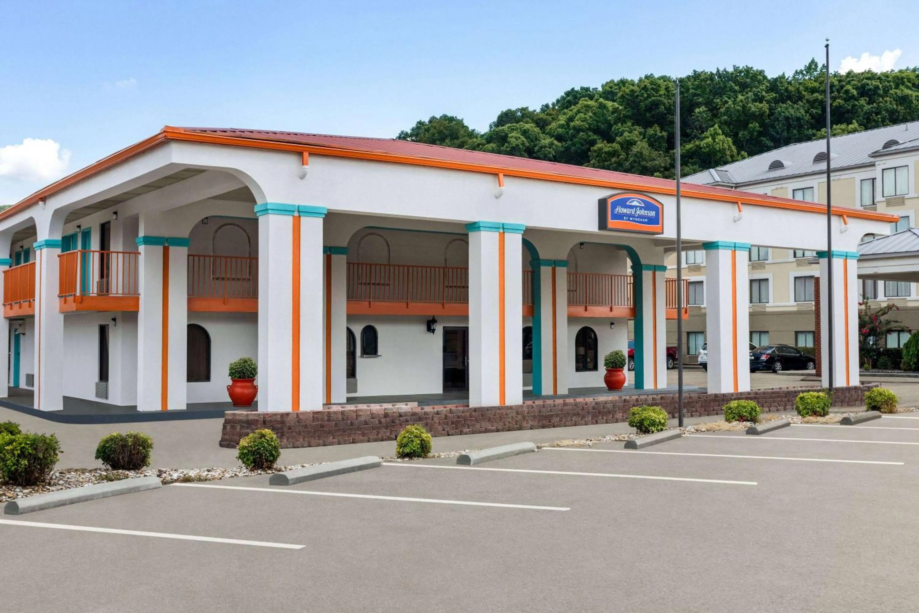 Property building in Howard Johnson by Wyndham Chattanooga Lookout Mountain I-24