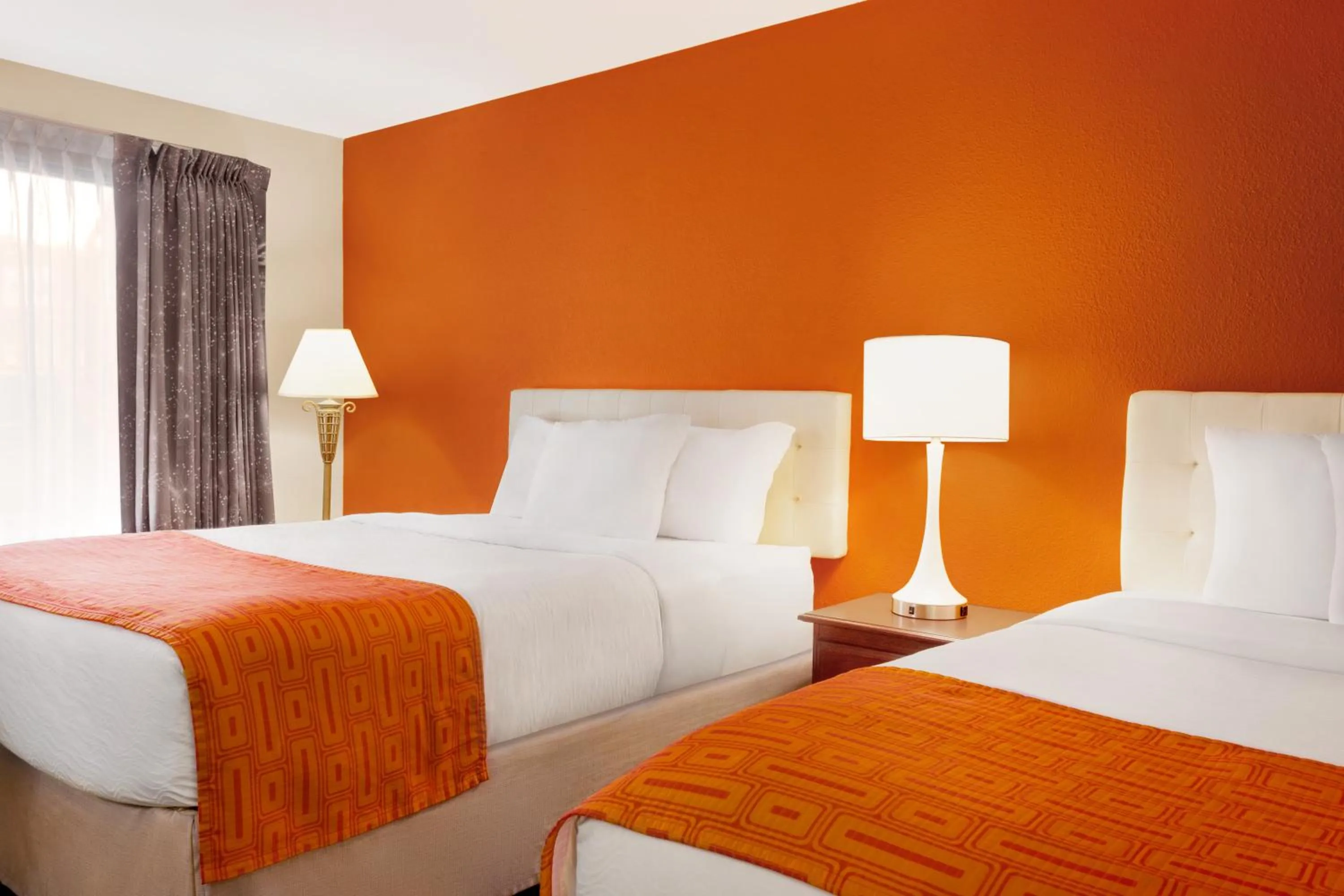 Bed in Howard Johnson by Wyndham Chattanooga Lookout Mountain I-24