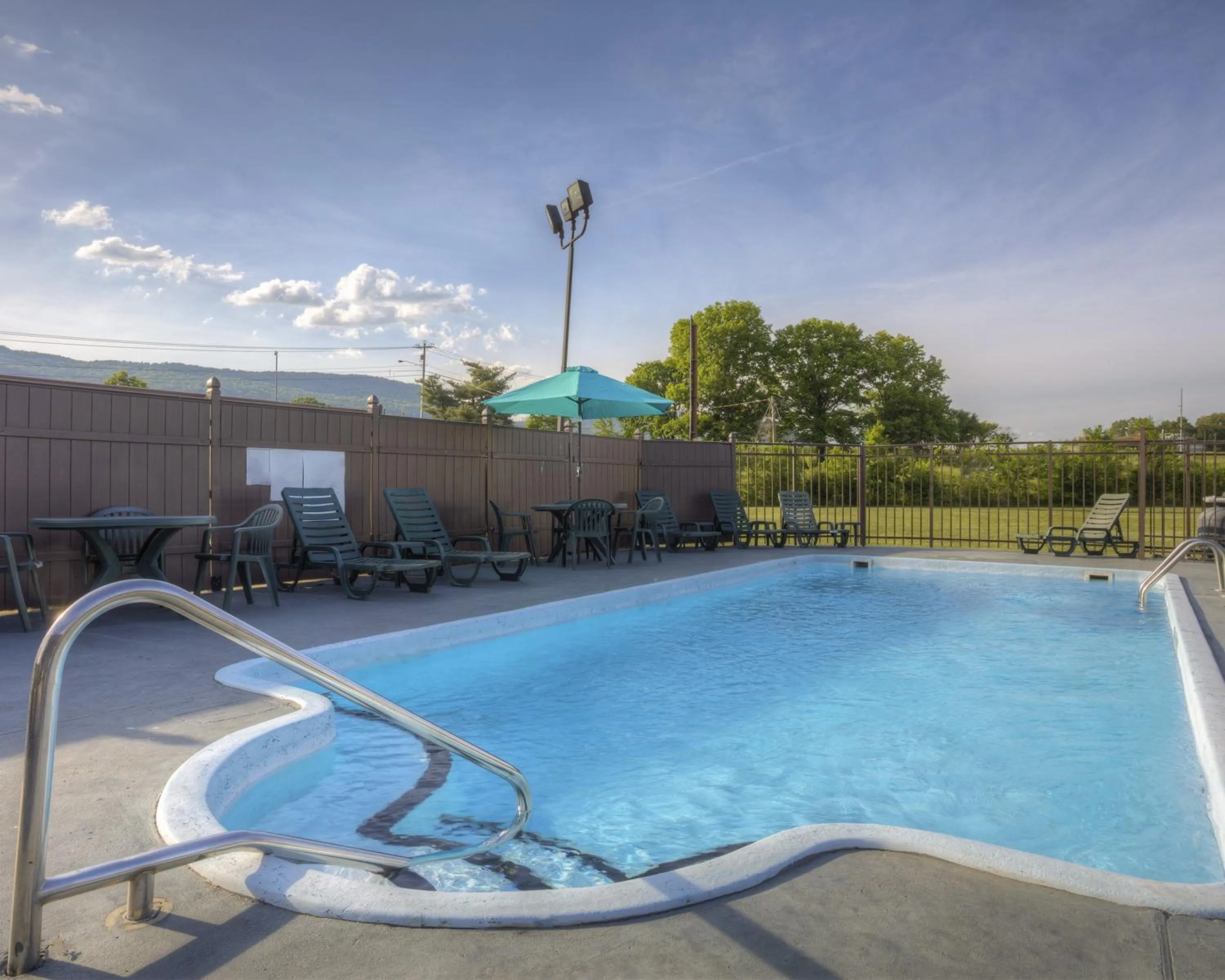 Swimming pool in Howard Johnson by Wyndham Chattanooga Lookout Mountain I-24