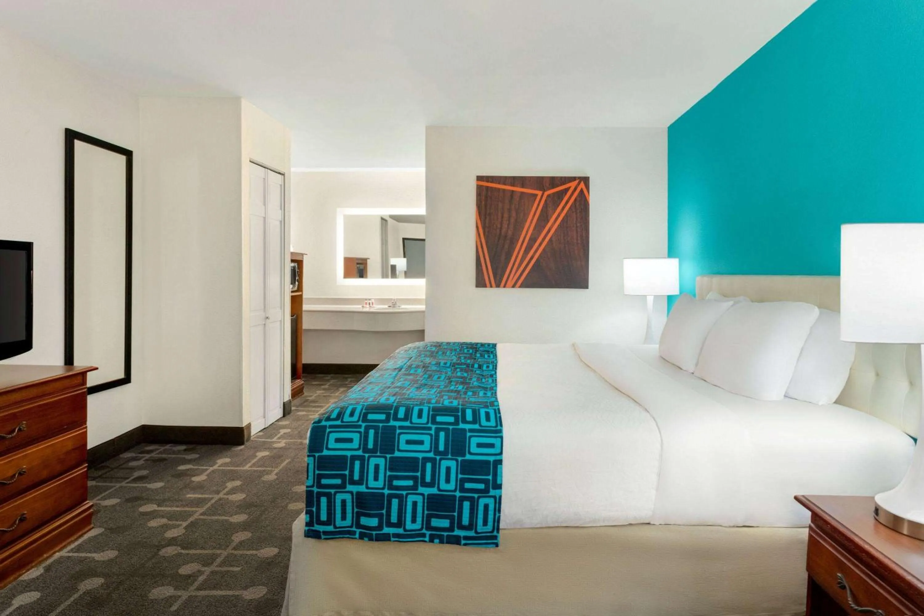 Photo of the whole room, Bed in Howard Johnson by Wyndham Chattanooga Lookout Mountain I-24