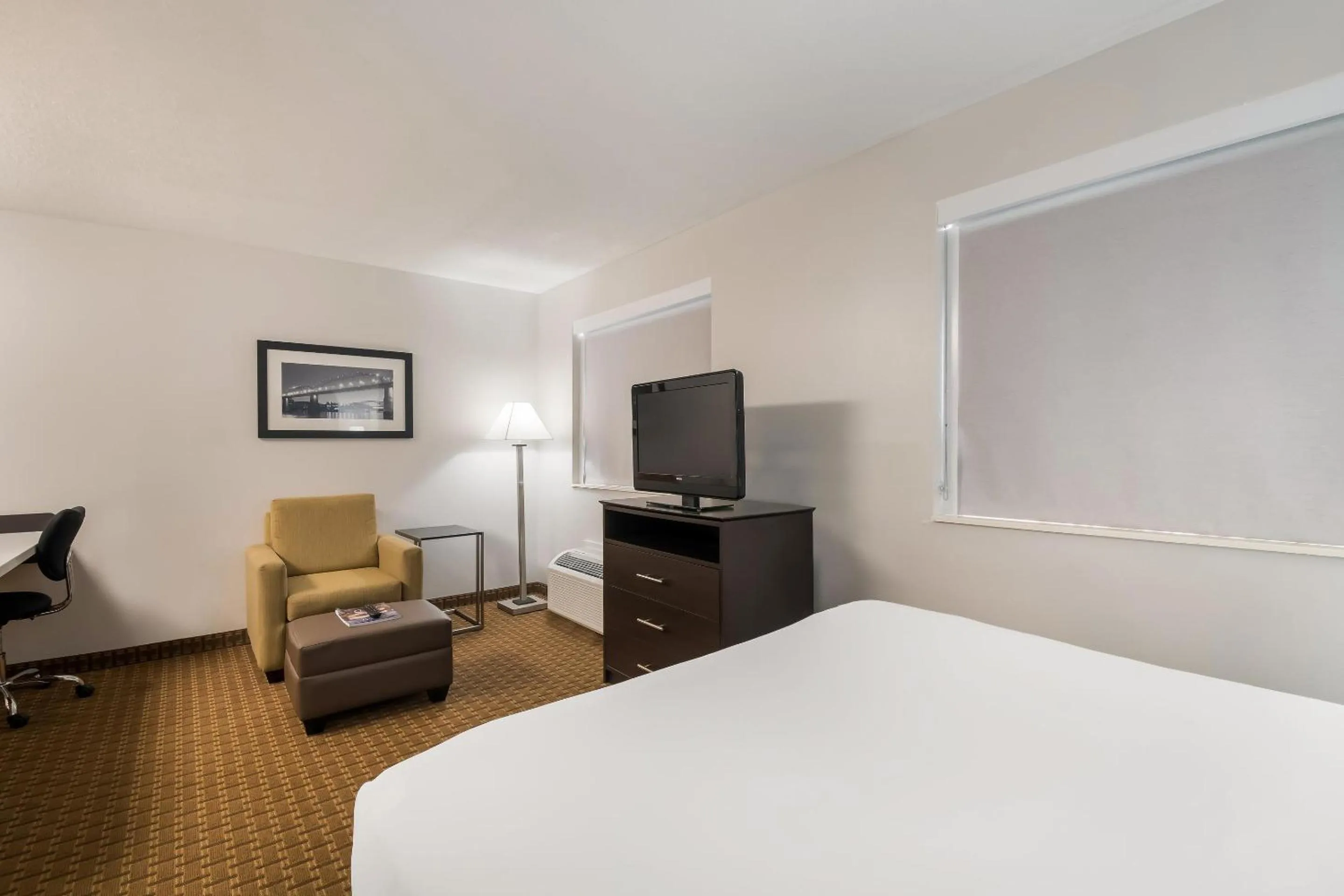 Bedroom, Bed in MainStay Suites Chattanooga Hamilton Place