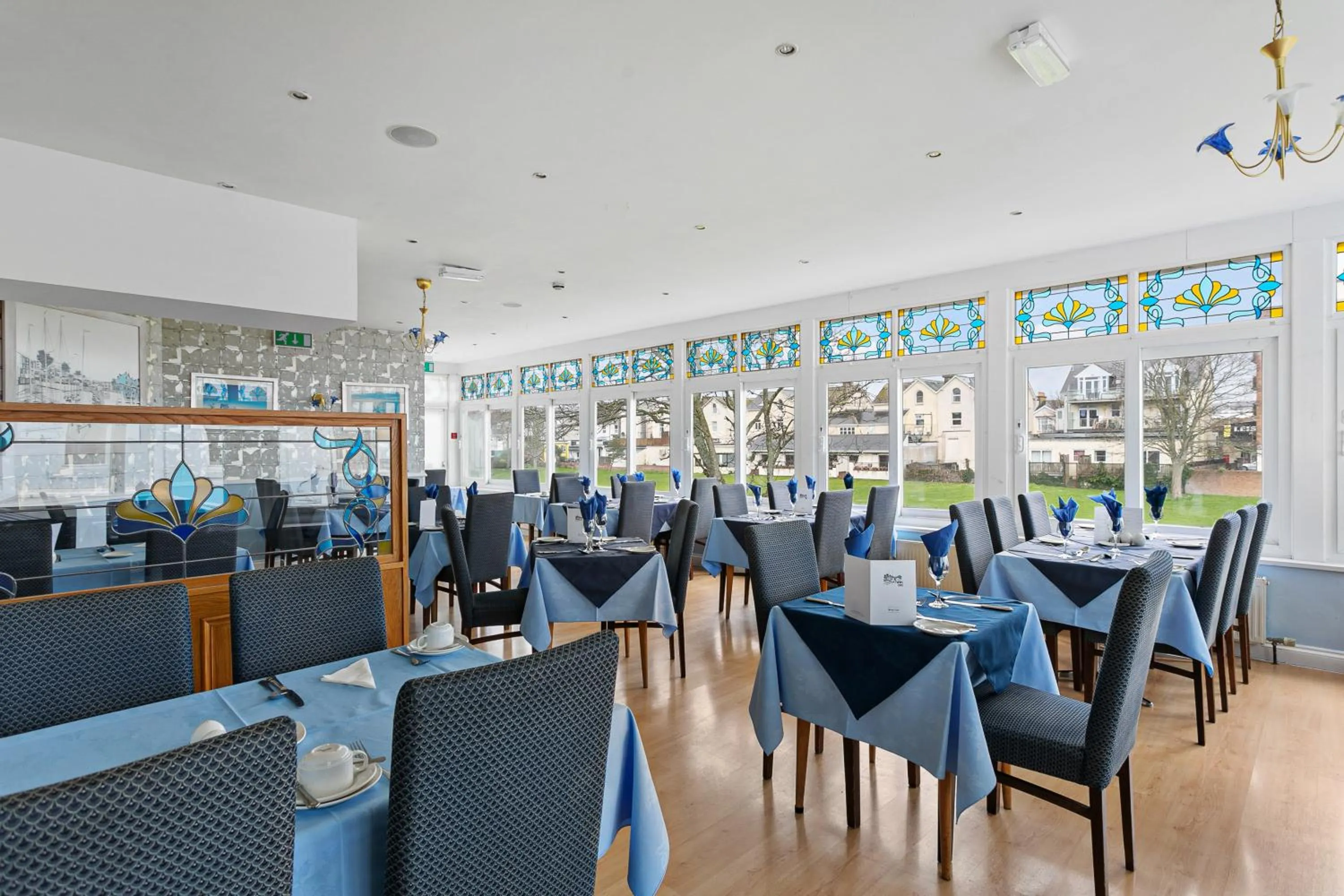 Restaurant/places to eat in Marine Hotel