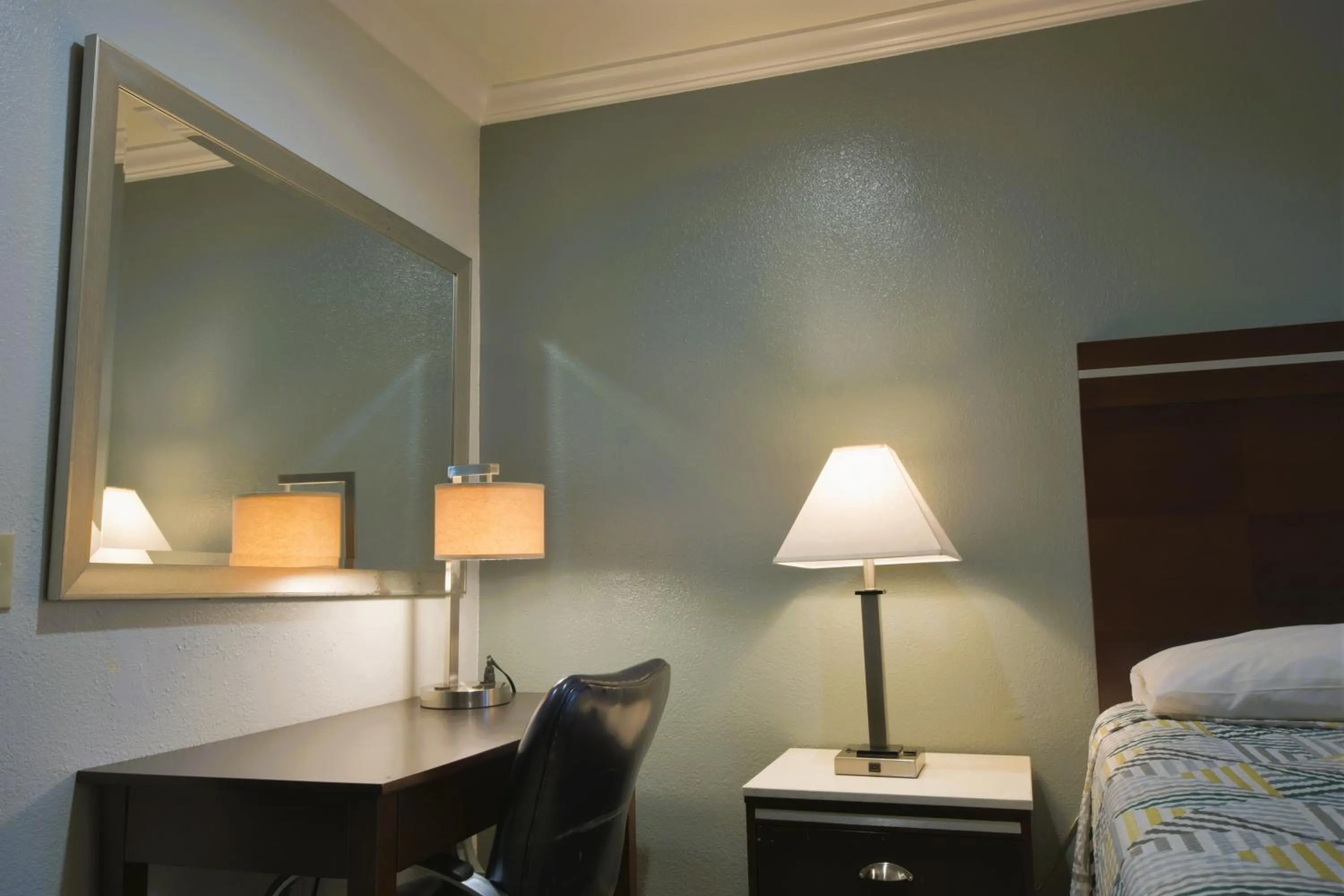 Photo of the whole room, Bed in Welcome Inn Corona