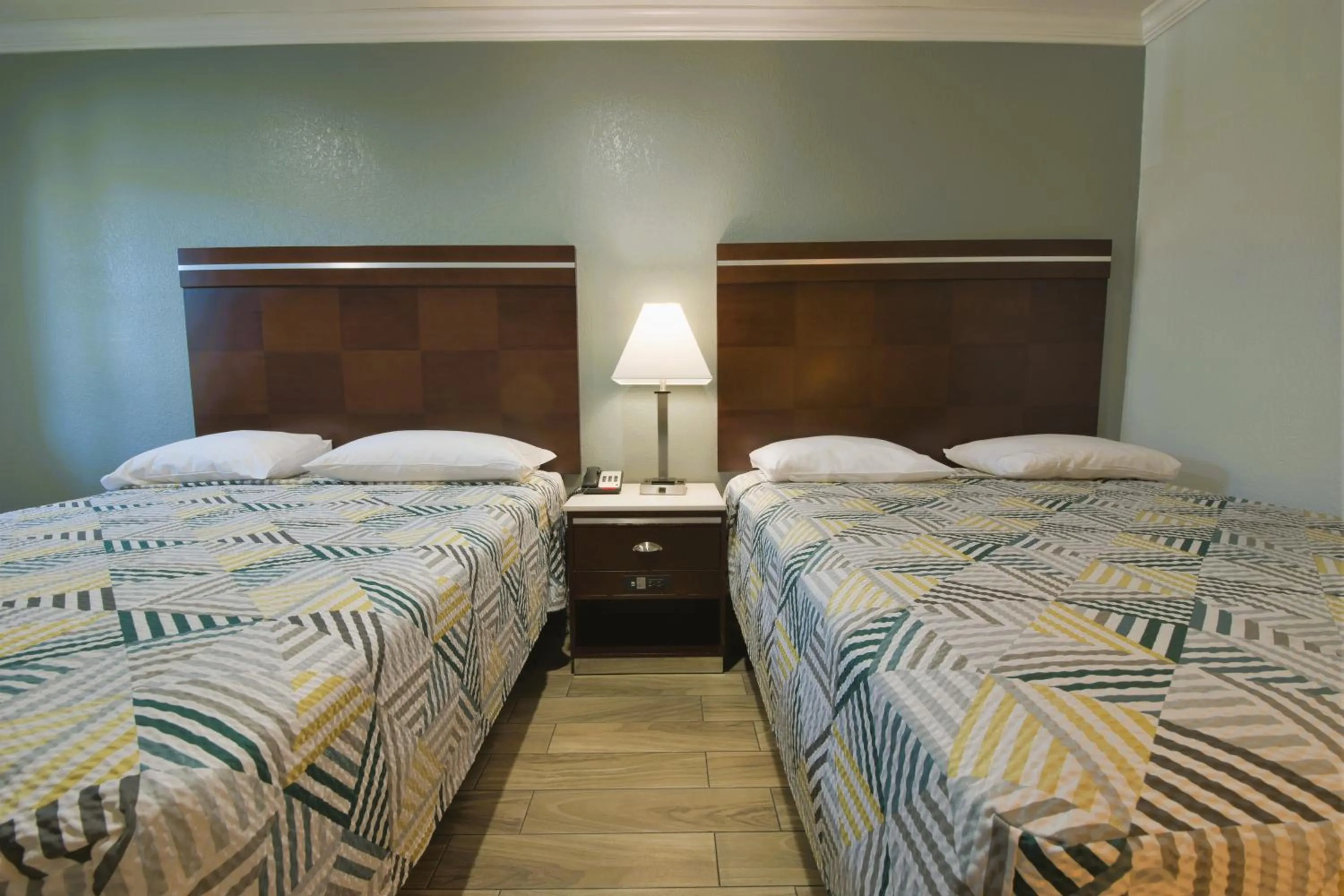 Bed in Welcome Inn Corona