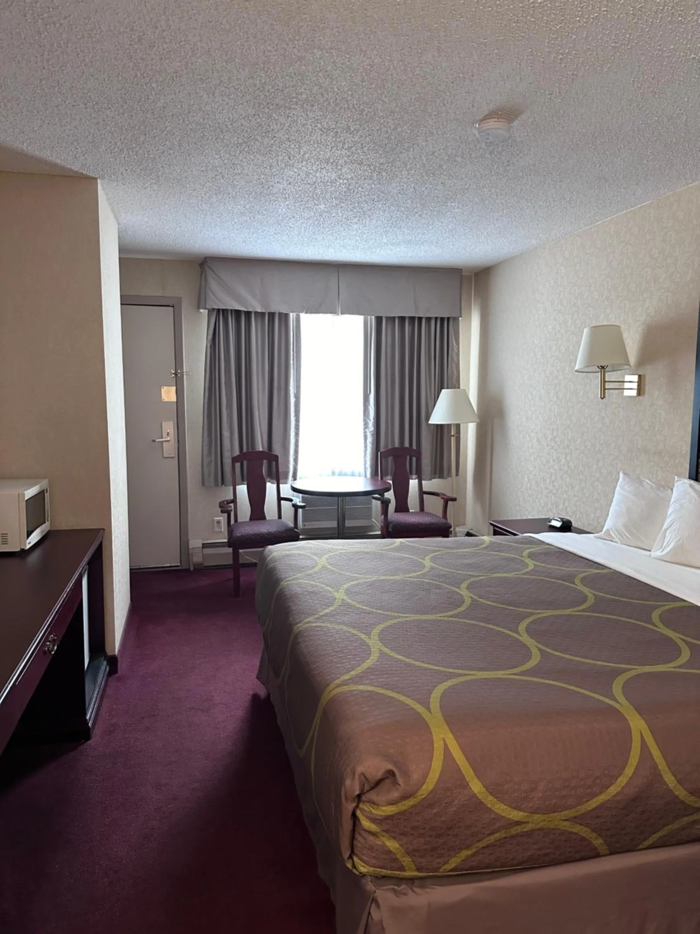 Bedroom, Bed in Super 8 by Wyndham Lethbridge