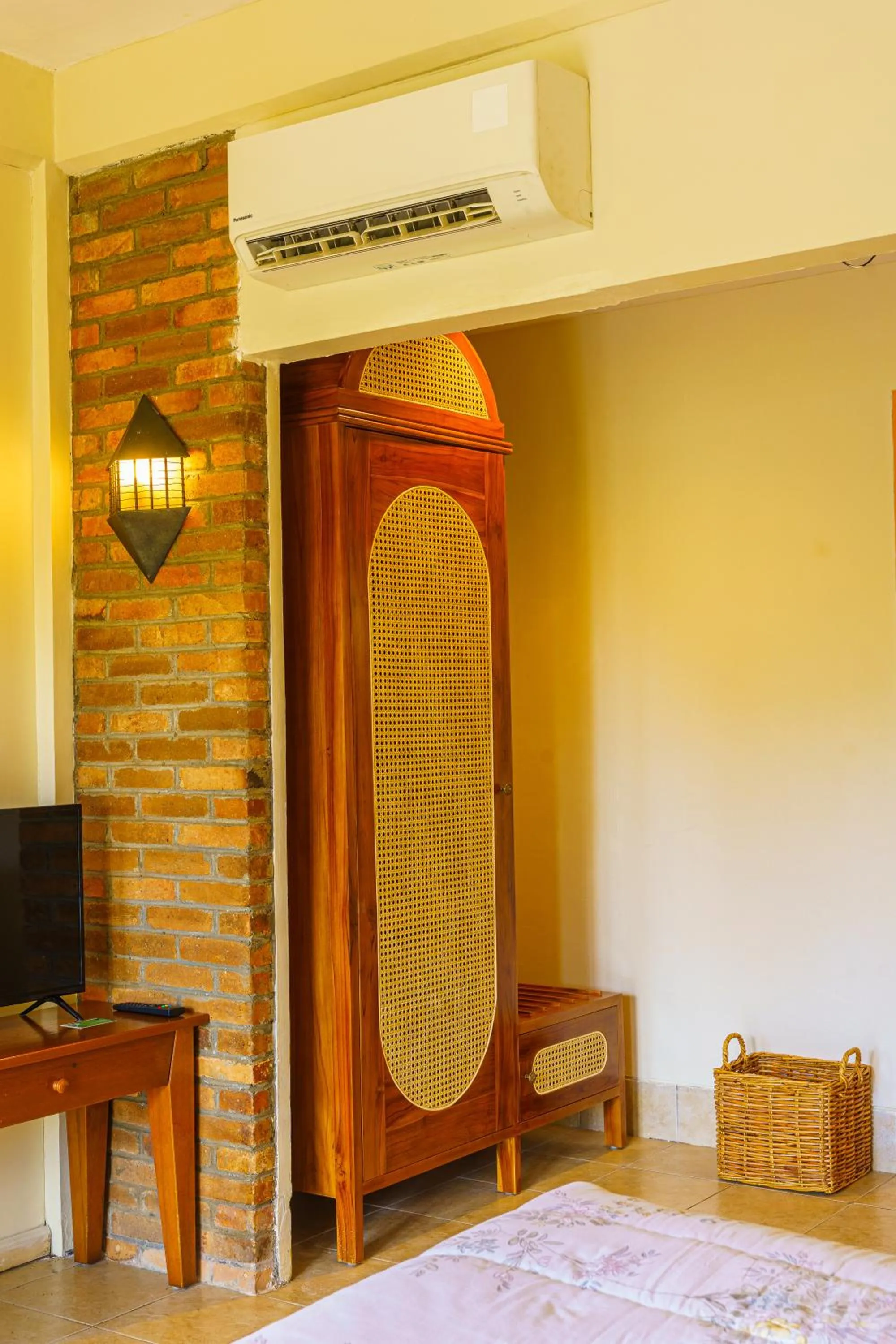 wardrobe in Hotel Deli River and Restaurant Omlandia