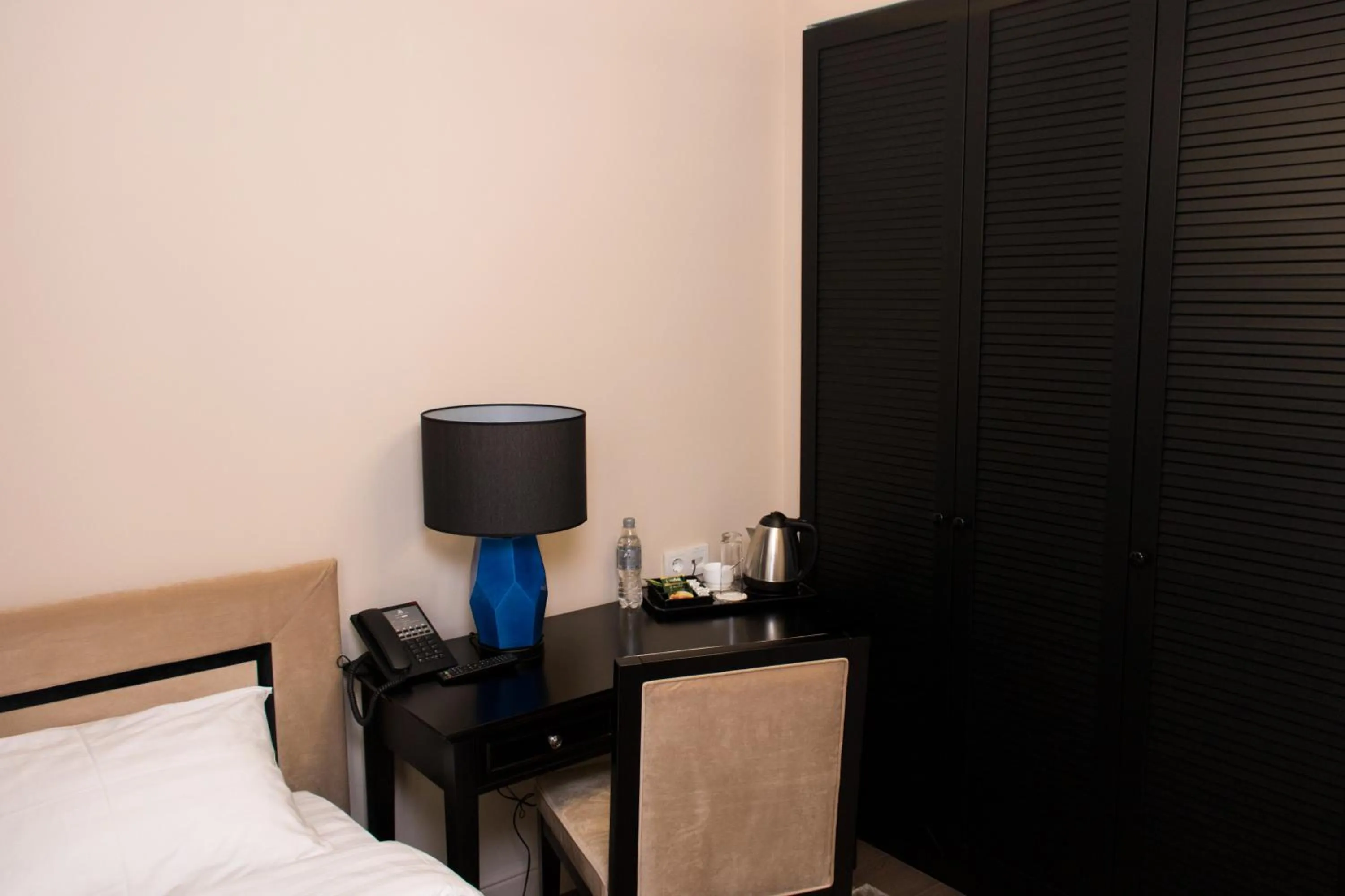 Coffee/tea facilities, Bed in Madison Ave Hotel Bishkek