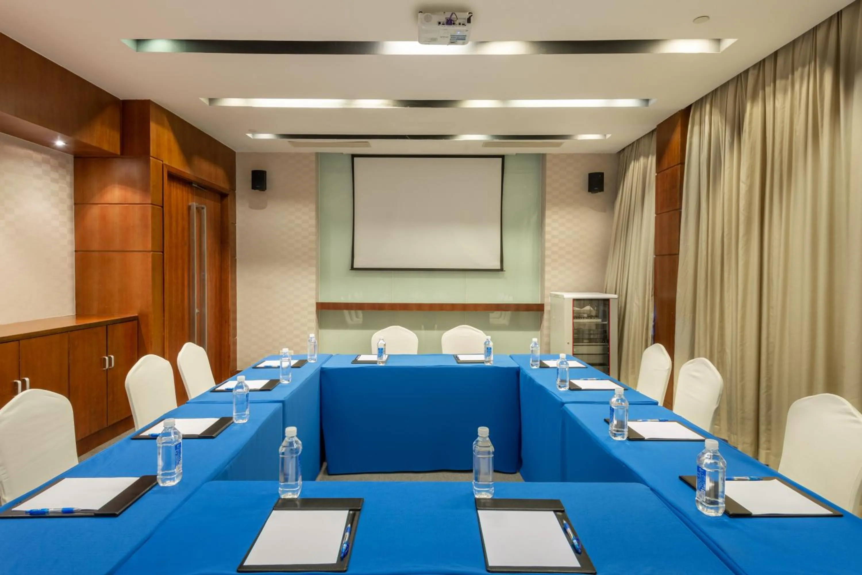 Meeting/conference room in Holiday Inn Express Shanghai Jinqiao Central by IHG