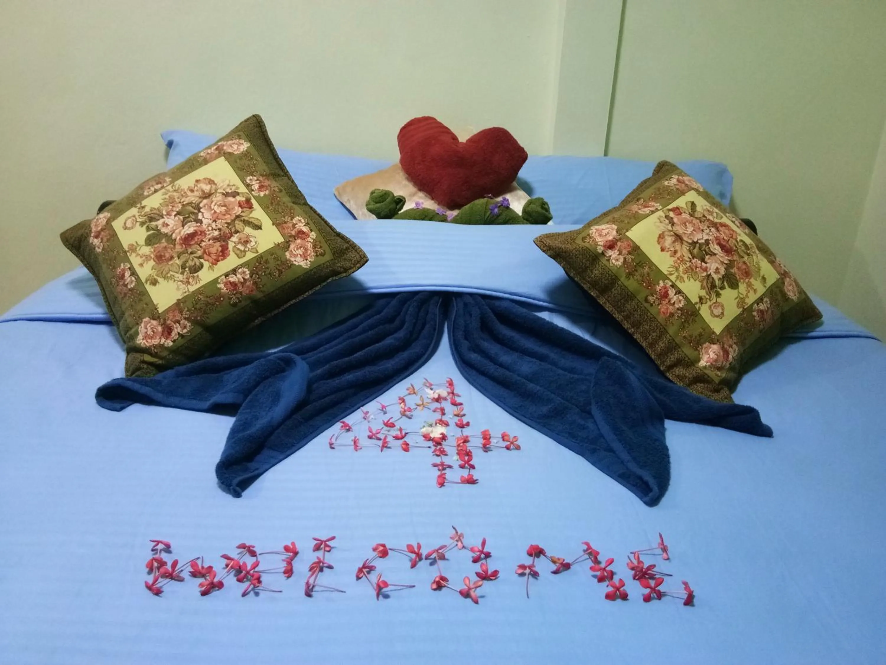 Bed in 4 seasons mini house