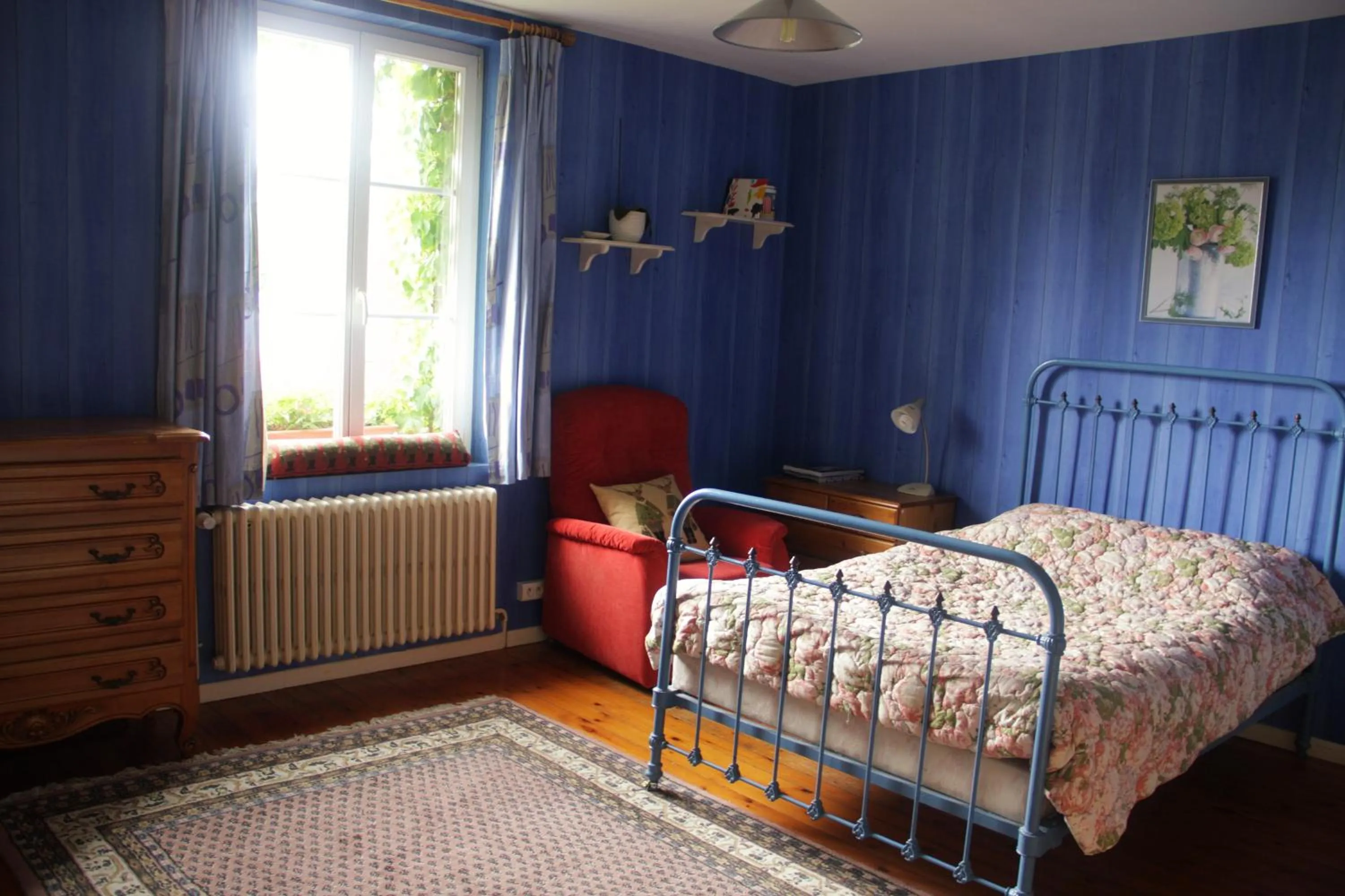 Photo of the whole room, Bed in La tourelle
