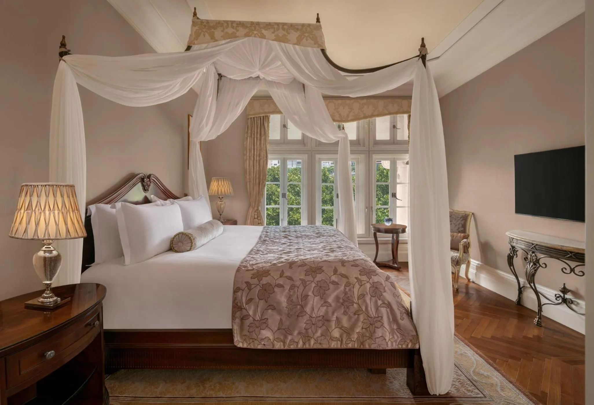 Bedroom, Bed in Waldorf Astoria Shanghai on the Bund