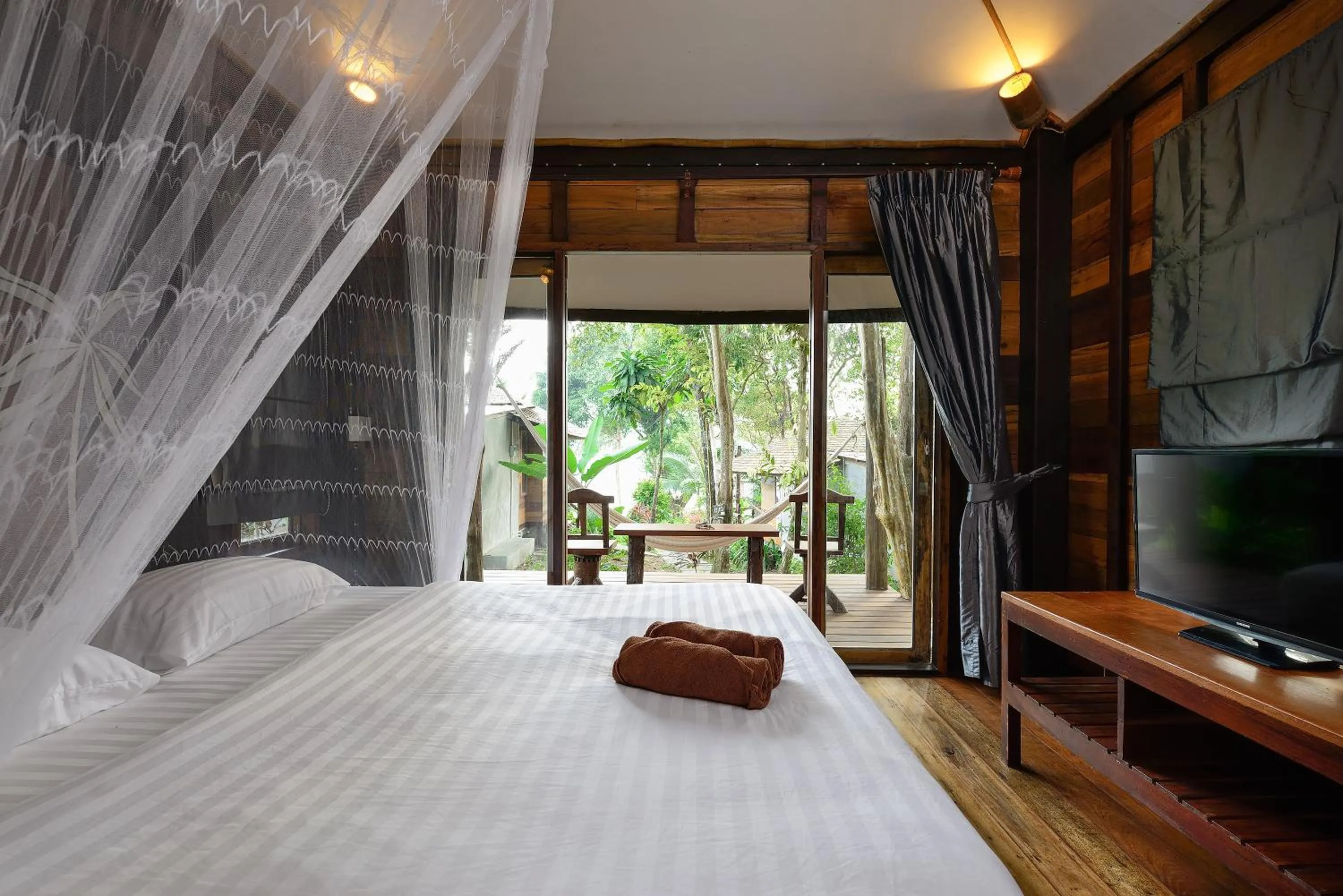 Photo of the whole room, Bed in Koh Kood Resort