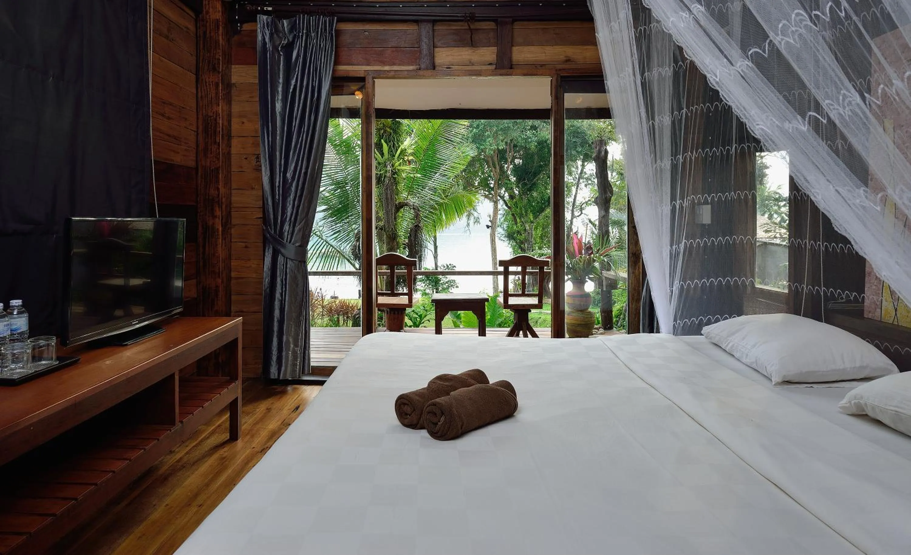 Photo of the whole room, Bed in Koh Kood Resort