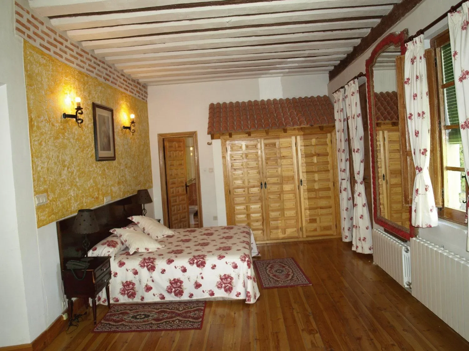 Photo of the whole room, Bed in Gran Posada La Mesnada