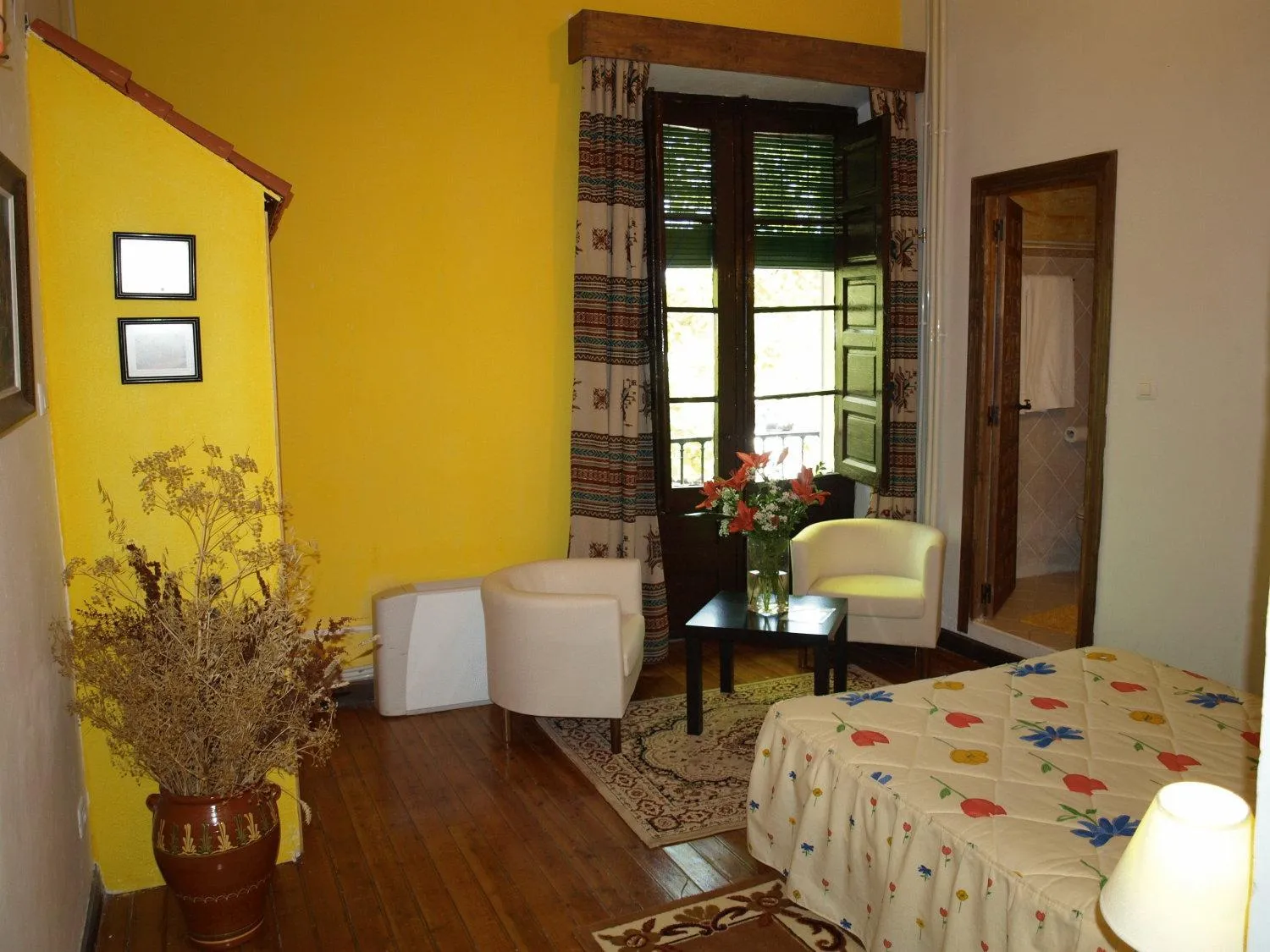 Photo of the whole room, Bed in Gran Posada La Mesnada