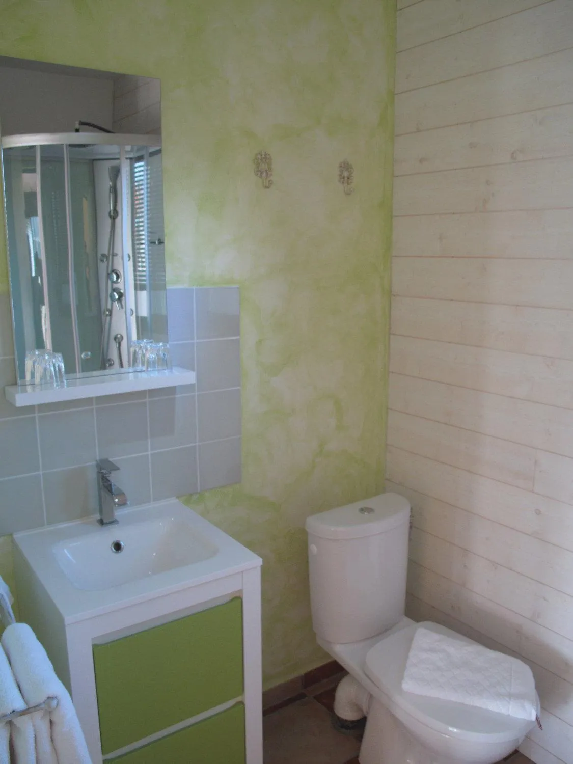 Bathroom in L'étape Provencale